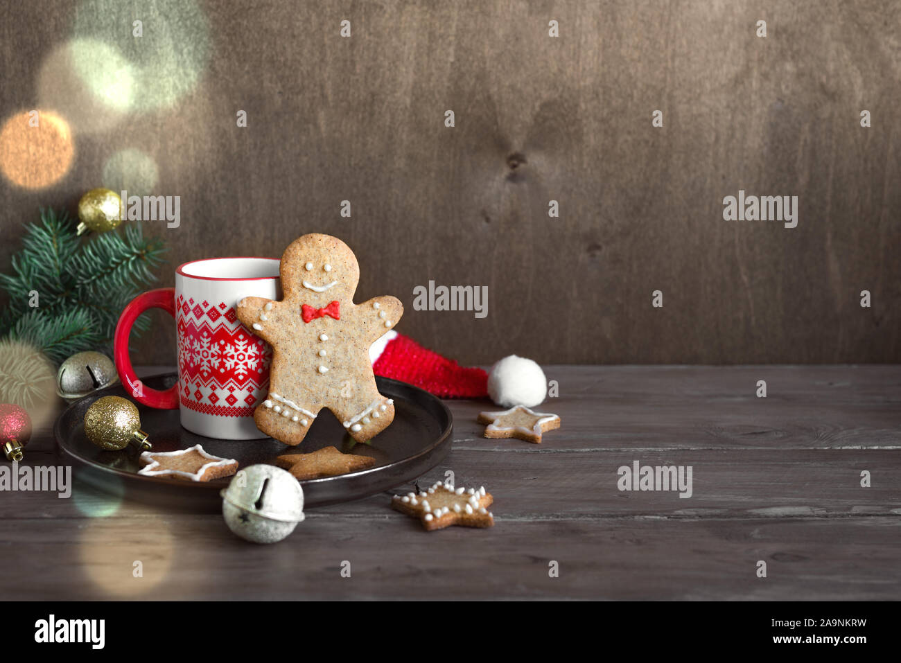 Weihnachten Zusammensetzung mit Lebkuchen Plätzchen und heißen Getränken auf hölzernen Hintergrund, kopieren. Gingerbread Man und Tasse Kaffee, Kakao. Stockfoto