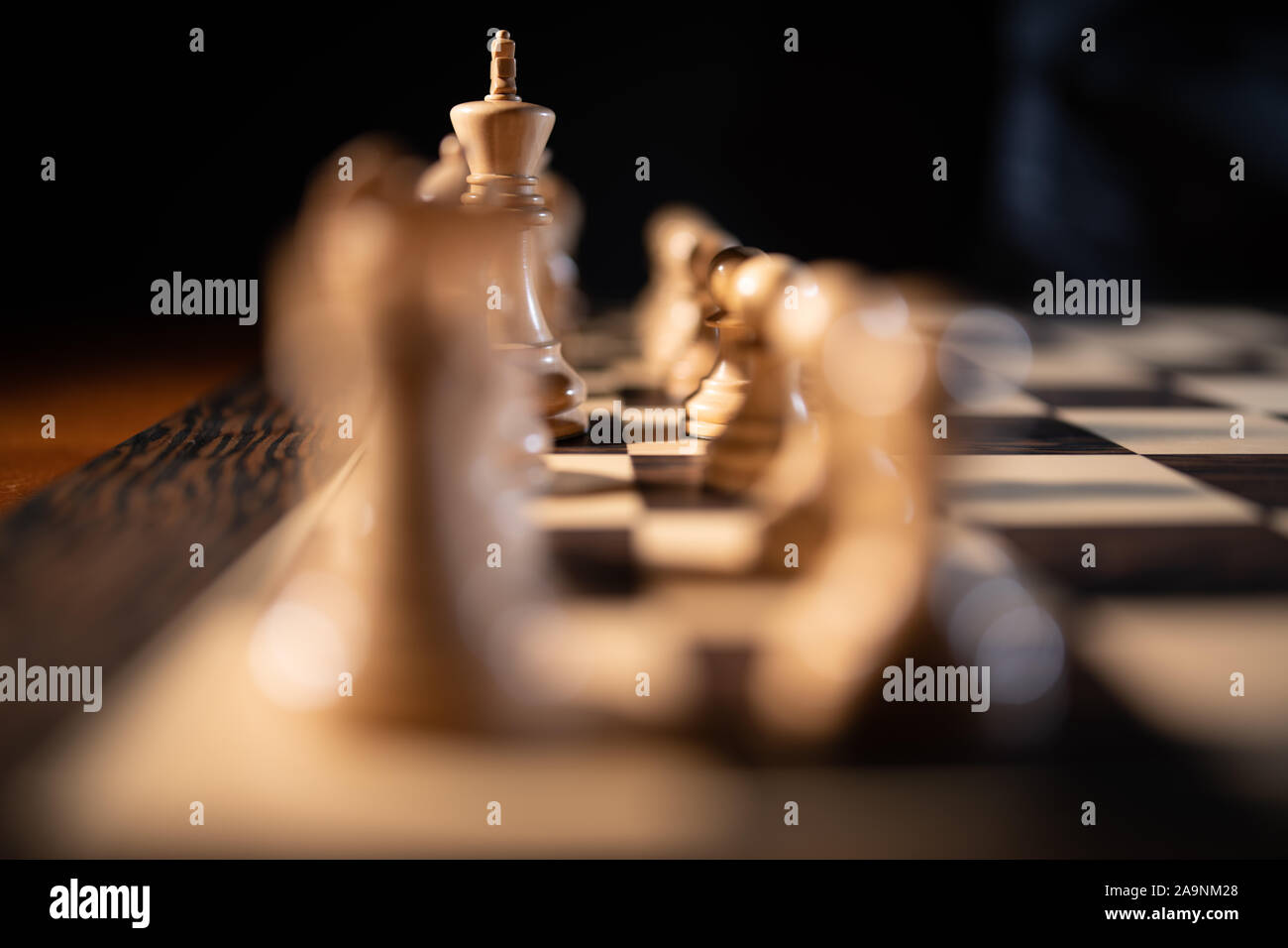 Nahaufnahme von Schachfiguren auf einem Schachbrett, die Strategie und Taktik Stockfoto