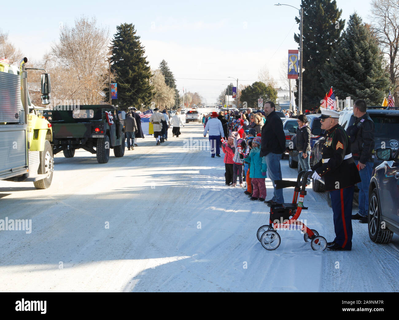 Und den Vereinigten Staaten militärischen Veteranen Sammeln des Veterans Day Parade zu beobachten. Osten Helena, Montana, USA. Stockfoto