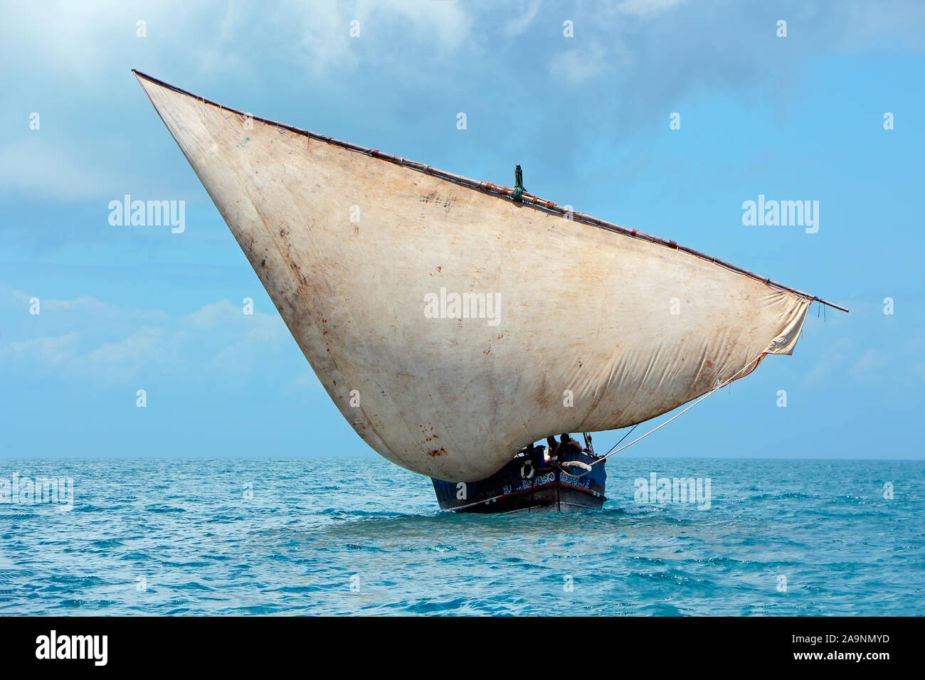 Hölzerne Segelboot (dhau) auf das offene Meer mit Wolken, Sansibar Stockfoto