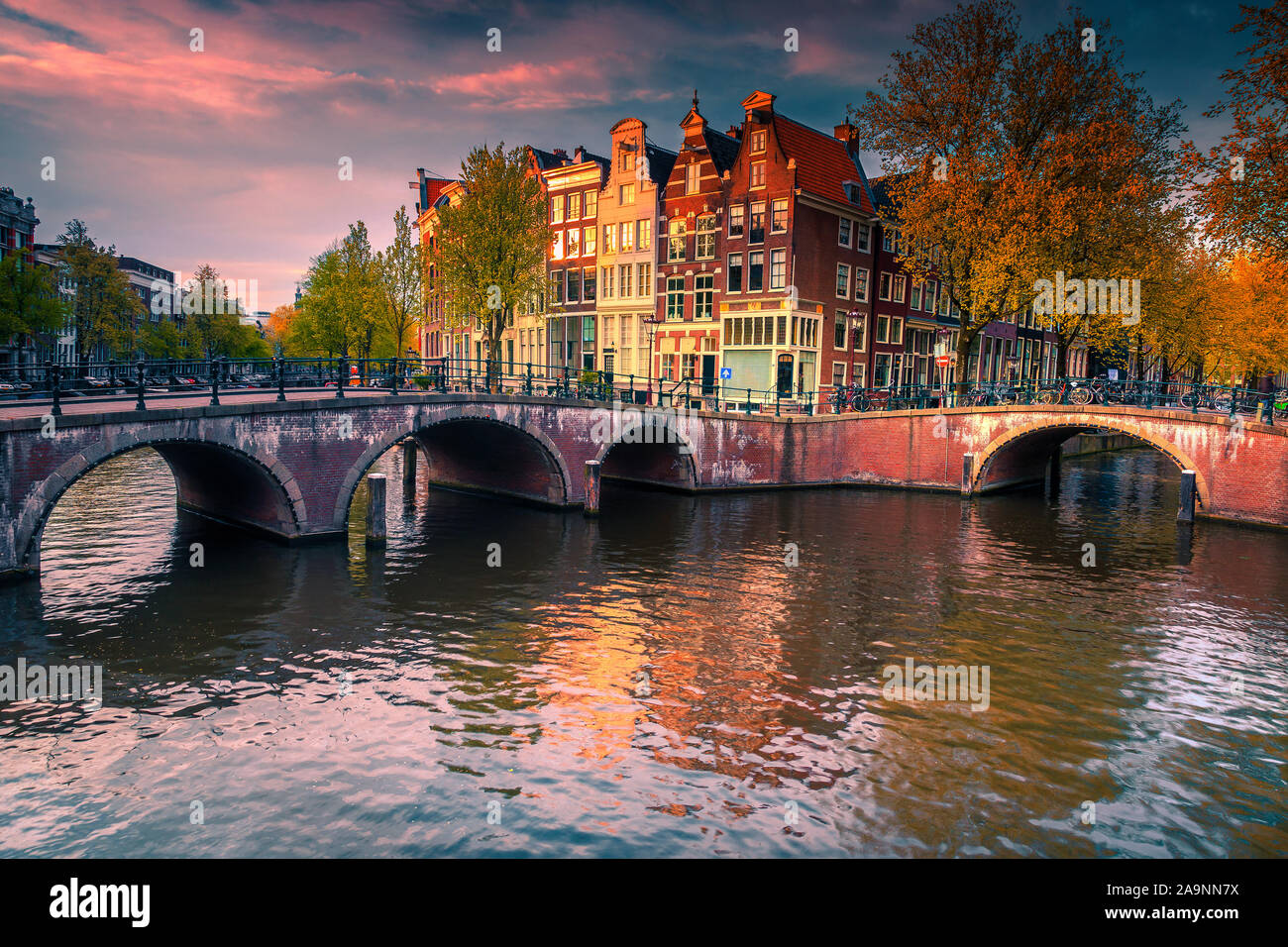 Malerische Amsterdamer Stadtbild mit erstaunlichen Wasser, Kanäle, Brücken und Gebäuden. Attraktive touristische und Reisen Standorte, Niederlande, Europa Stockfoto