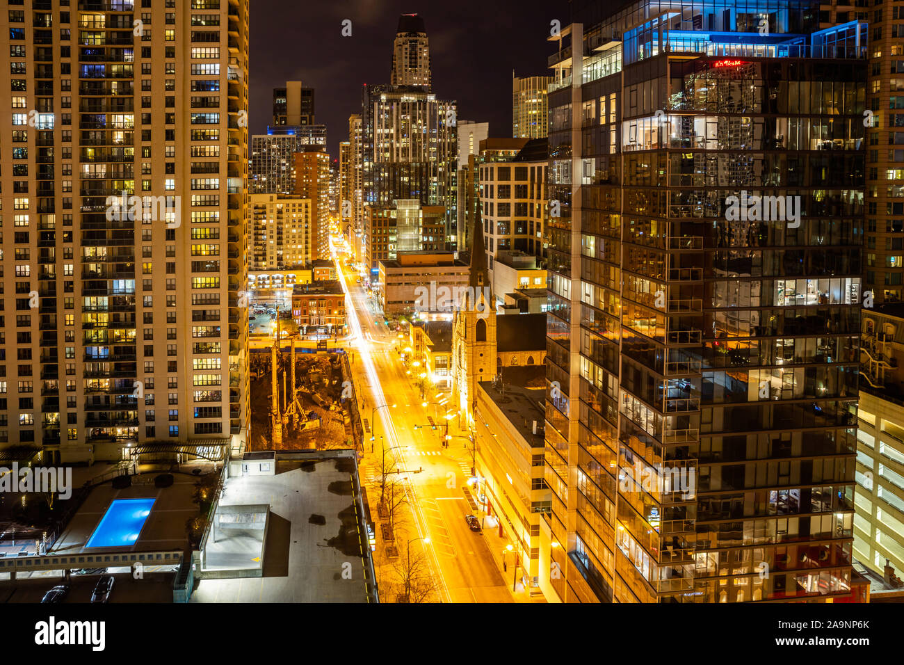 Chicago, Illinois, USA, die Lichter der Stadt in der Nacht. Über blick auf den beleuchteten Wolkenkratzer im Stadtzentrum, Glas Gebäude reflektiert die Lichter des s Stockfoto
