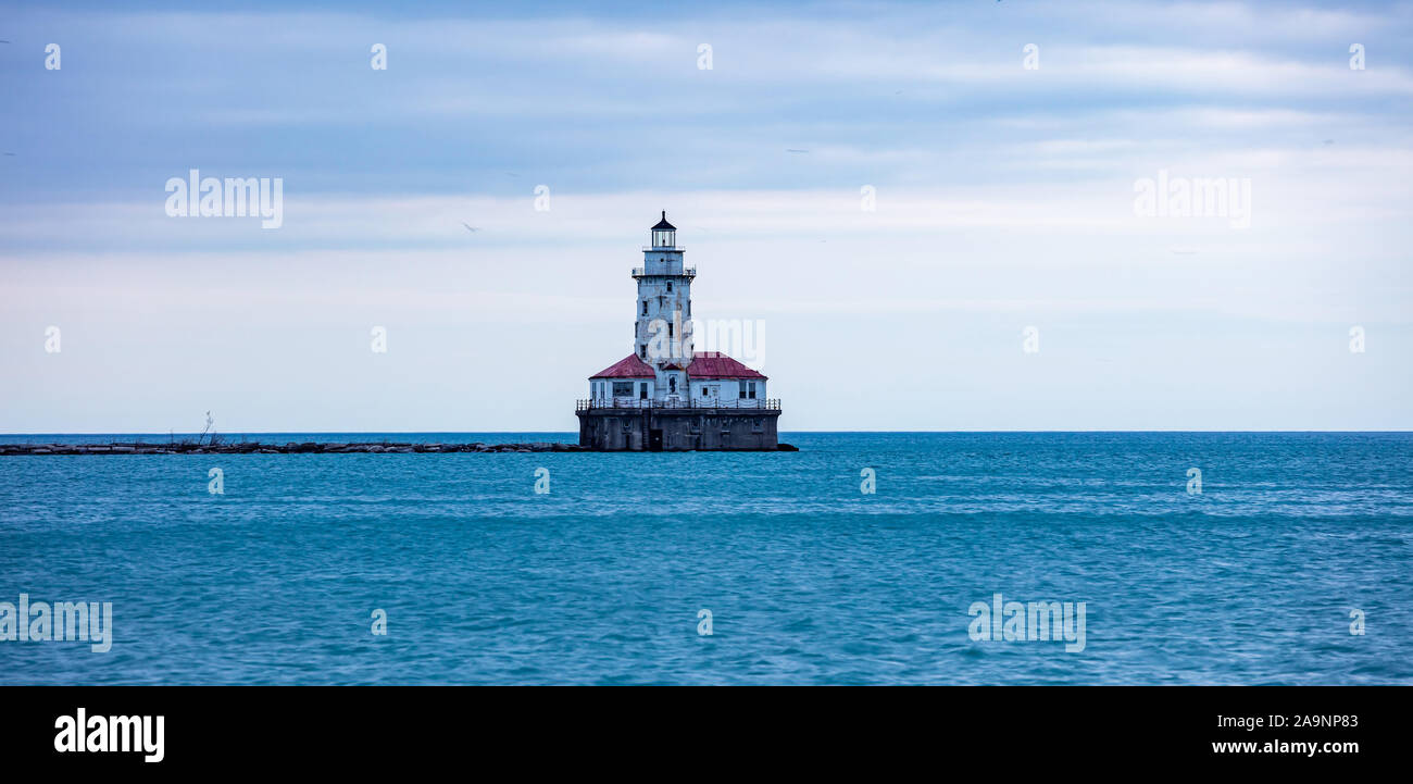 Chicago historischen Hafen Leuchtturm, blau Michigan See Wasser und Himmel Hintergrund, Frühling Nachmittag Stockfoto