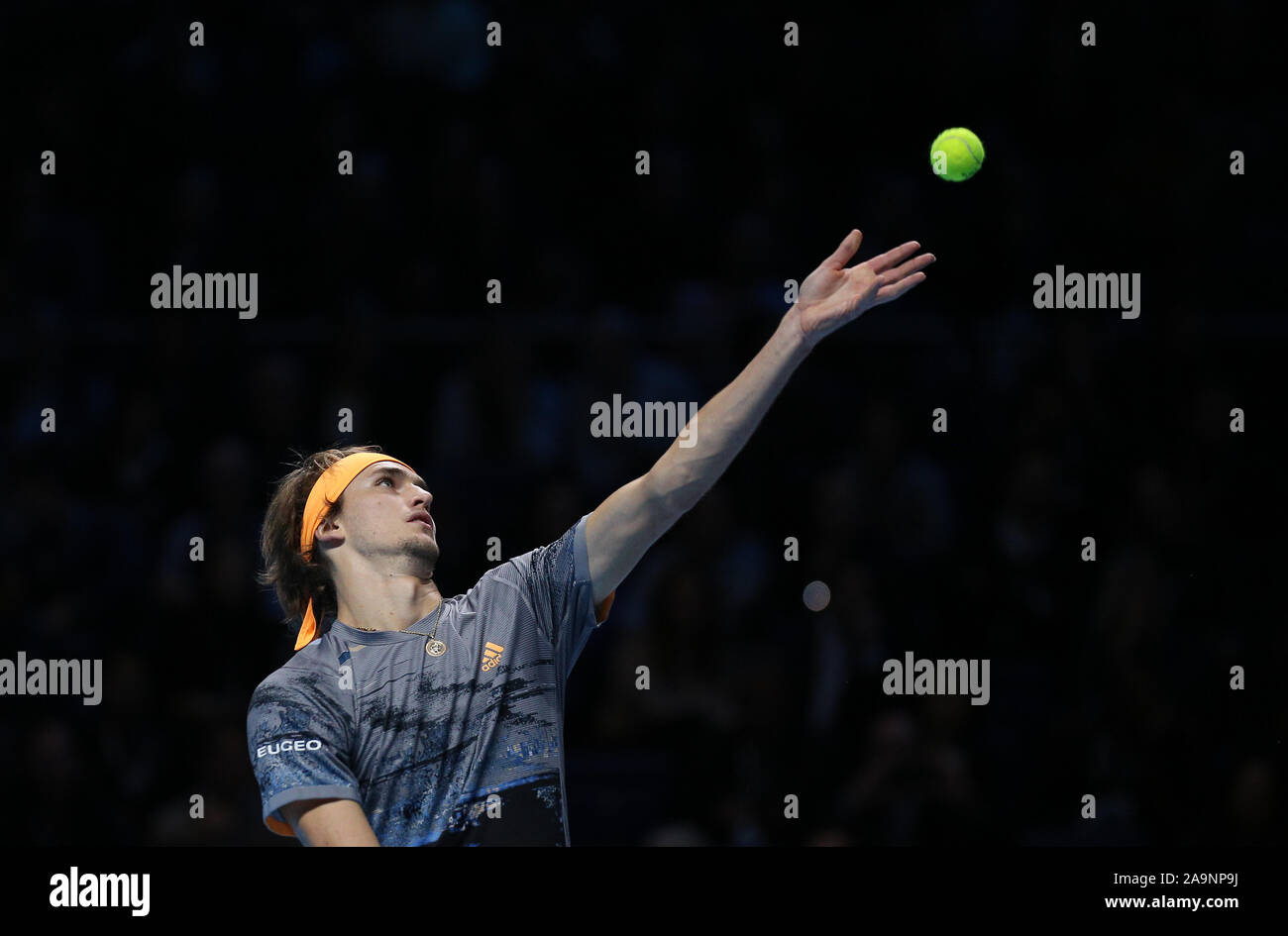 16. November 2019; O2 Arena, London, England; Nitto ATP-Finale; Alexander Zverev (GER) dient der Dominic Thiem (AUT) - Redaktionelle Verwendung Stockfoto