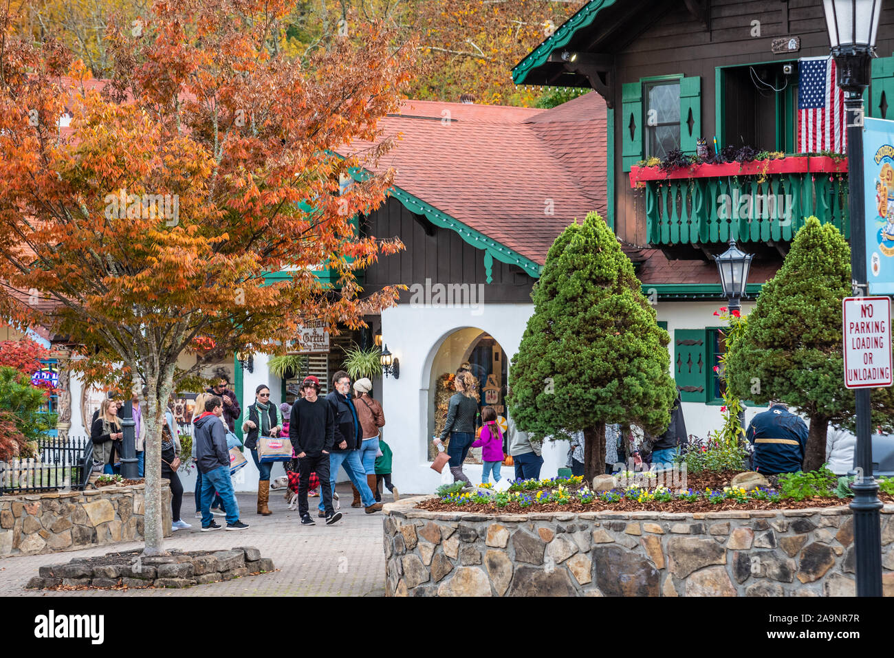 Leute entlang der Main Street bummeln mit ihrer bayerischen Geschäfte in Helen, Georgien an einem kühlen und bunten Herbst am Nachmittag. (USA) Stockfoto