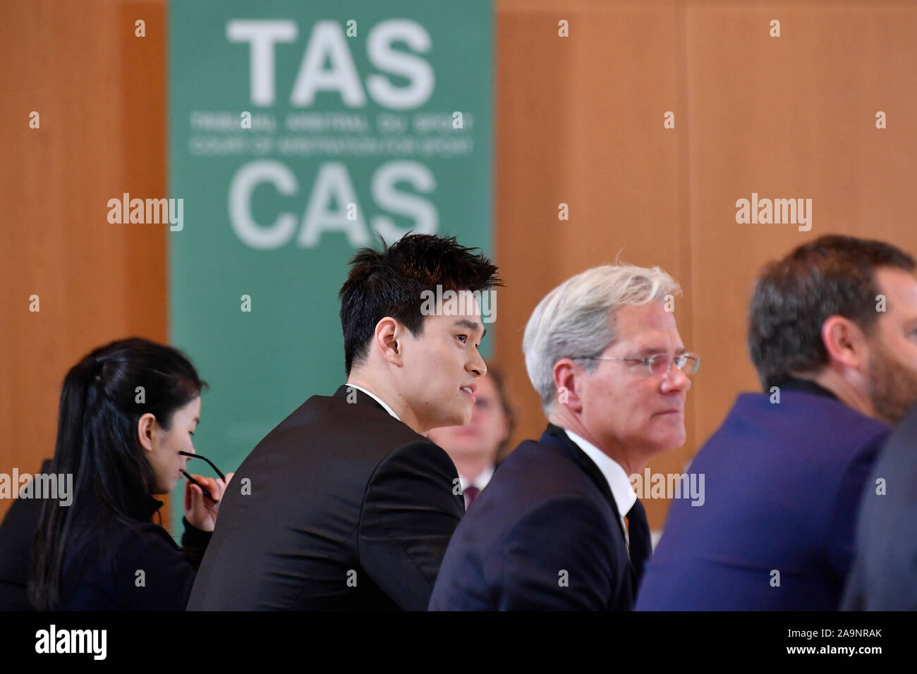 Peking, China. 15 Nov, 2019. Chinesische 3-Zeit olympischen Swimmingpool Meister Sun Yang (2. L) hört bei einer öffentlichen Anhörung im Sportschiedsgericht (CAS) in Montreux, Schweiz, am November 15, 2019, als die World Anti-Doping Agency (WADA) gegen Sun Yang und FINA über vorangegangene Entscheidung der FINA zugunsten der Sonne auf seine angebliche Anti appelliert, die Anti-doping-Verletzungen. Credit: Alain Grosclaude/Xinhua/Alamy leben Nachrichten Stockfoto