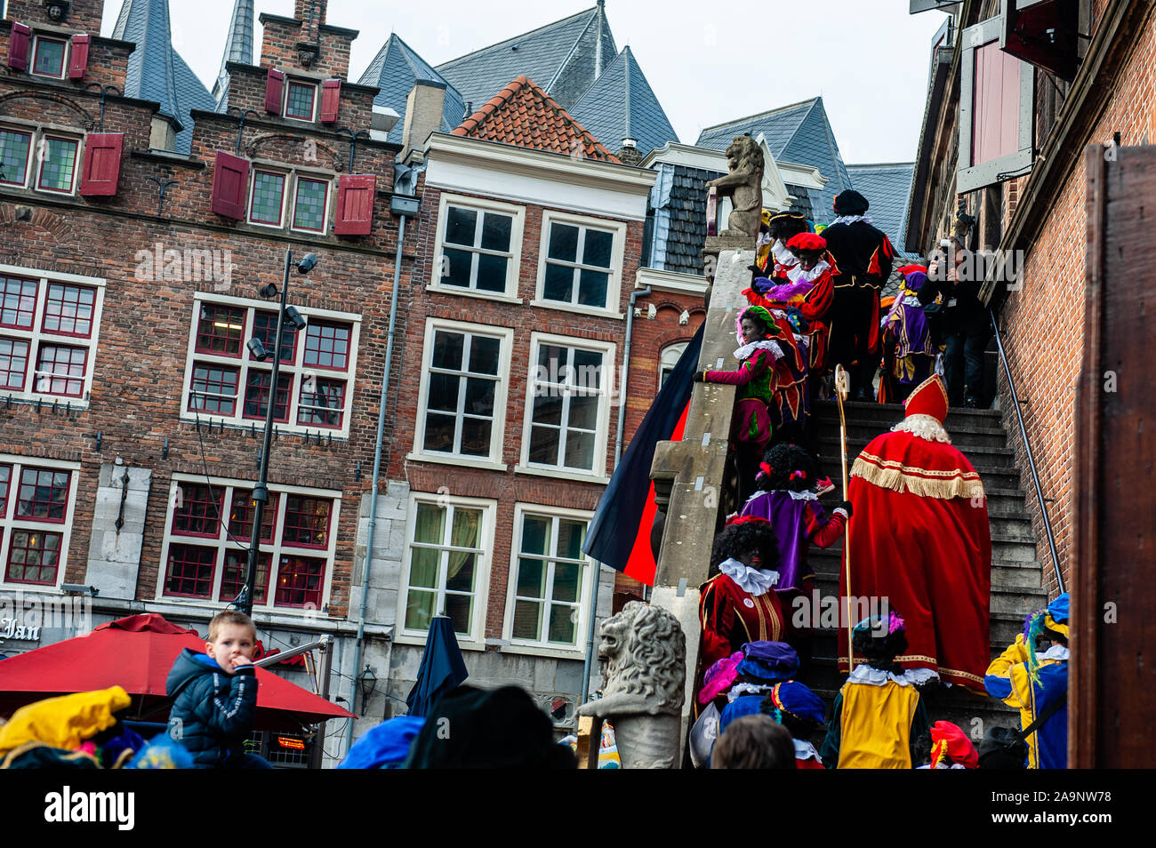 Sinterklaas Treppensteigen während der Veranstaltung. Wie jedes Jahr am ersten Samstag nach dem 11. November, den rot-weiß gekleideten Sinterklaas (St. Nicholas) kommt mit großem Tamtam auf mehrere Städte der Niederlande. In Nimwegen, die weißen bärtigen Legende macht seinen Eingang in die Stadt durch das Segeln auf dem Fluss Waal und Verfolgen einer Route durch die Stadt. Entlang der Route um 50 Anti-Zwarte Piet Aktivisten Kick Out zwarte Piet" (KOZP) ein Protest gegen Sinterklaas" schwarz-Helfer konfrontiert. Auch einige Leute Pro zwarte Piet nach oben zeigte, war die Spannung spürbar zwischen den beiden Seiten. Stockfoto