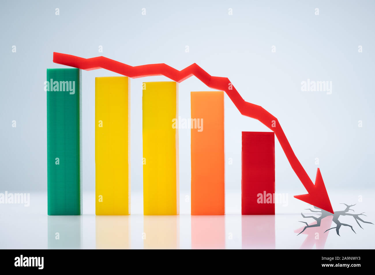 In der Nähe von Balken und nach unten gerichteter Pfeil angezeigt Krise in Business Konzept auf reflektierenden Tabelle Stockfoto