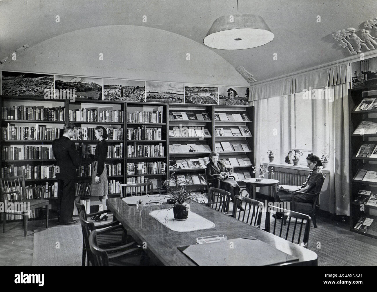 Allgemeine Buch Sammlung und Aktuelle Zeitschriften auf der US-Bibliothek in Helskinki, Finnland Ca. 1948-1954 Stockfoto
