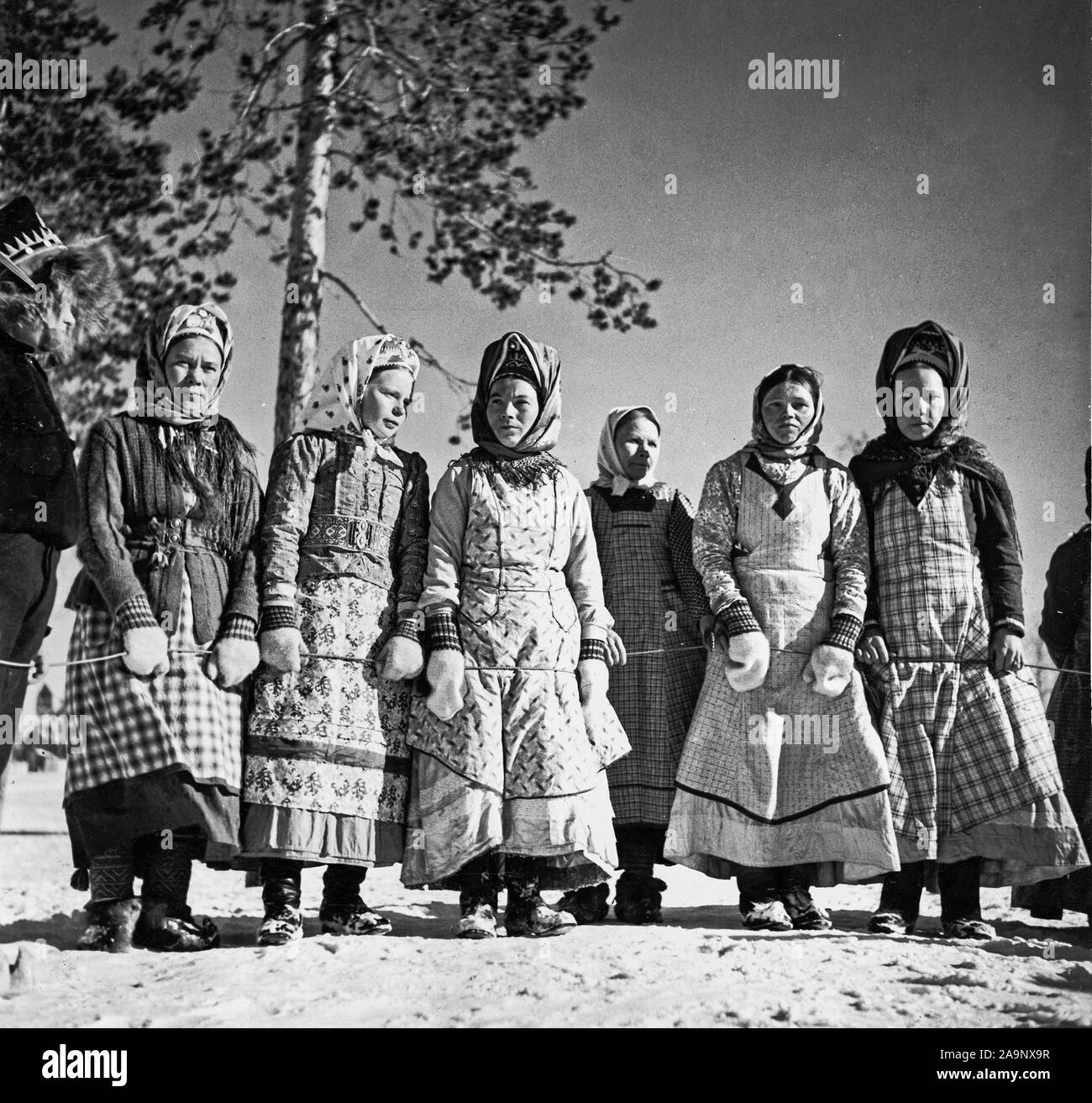 Finnland Geschichte - Talvikylä, Petsamo. Spielkameraden halten Sie ein Seil zusammen, um sie von außen zu verhindern. Stockfoto