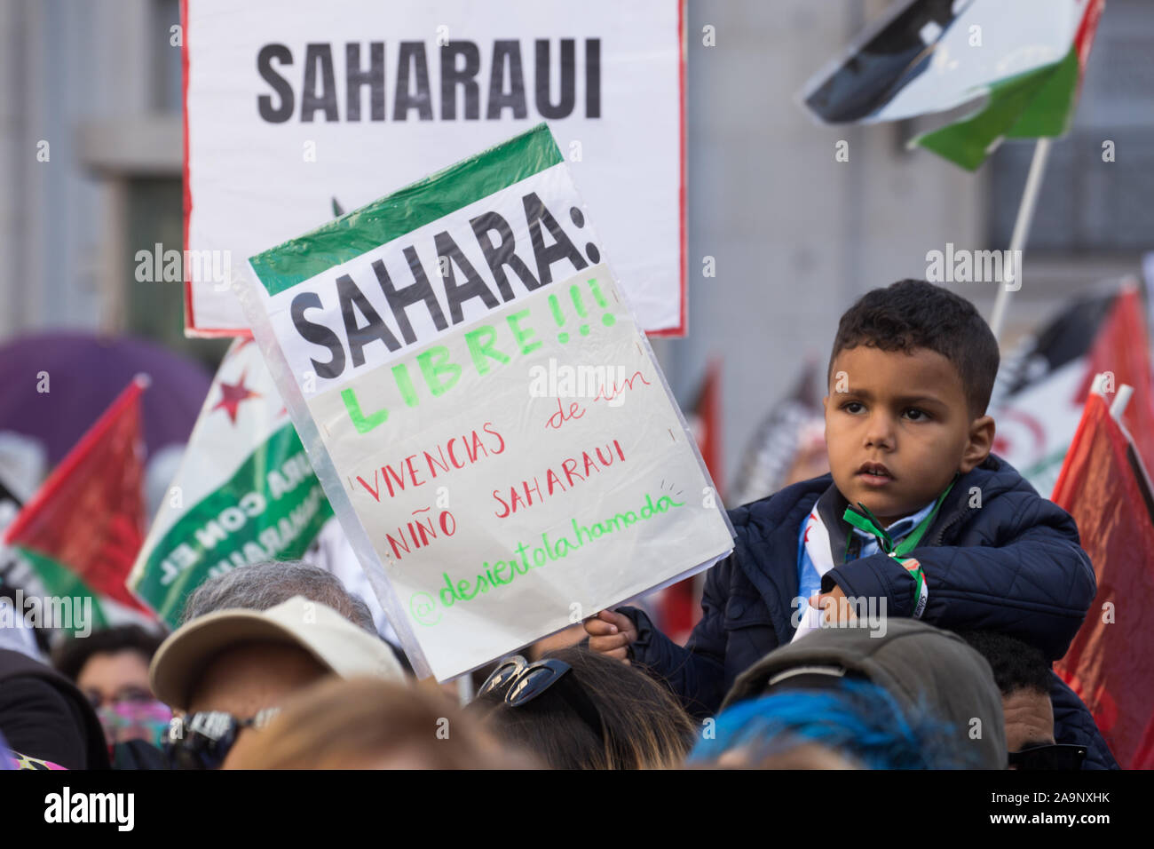 Madrid, Spanien. 16 Nov, 2019. Sahrauischen Kind mit Plakaten während der Demonstration. Tausende Saharauis kommen aus ganz Spanien Ende der Besetzung von Marokko in der Westsahara, die Freiheit der politischen Gefangenen zu fordern, die zur Unterstützung der Frente Polisario und Lösungen von der spanischen Regierung zu verlangen. Western Sahara war eine spanische Kolonie, bis 1976 in Spanien das Gebiet verlassen. Später Marokko besetzten Teil der Westsahara und noch ein Teil der sahrauischen Bevölkerung lebt in Flüchtlingslagern in der Wüste, in Algerien und in Spanien. Credit: SOPA Images Limited/Alamy leben Nachrichten Stockfoto