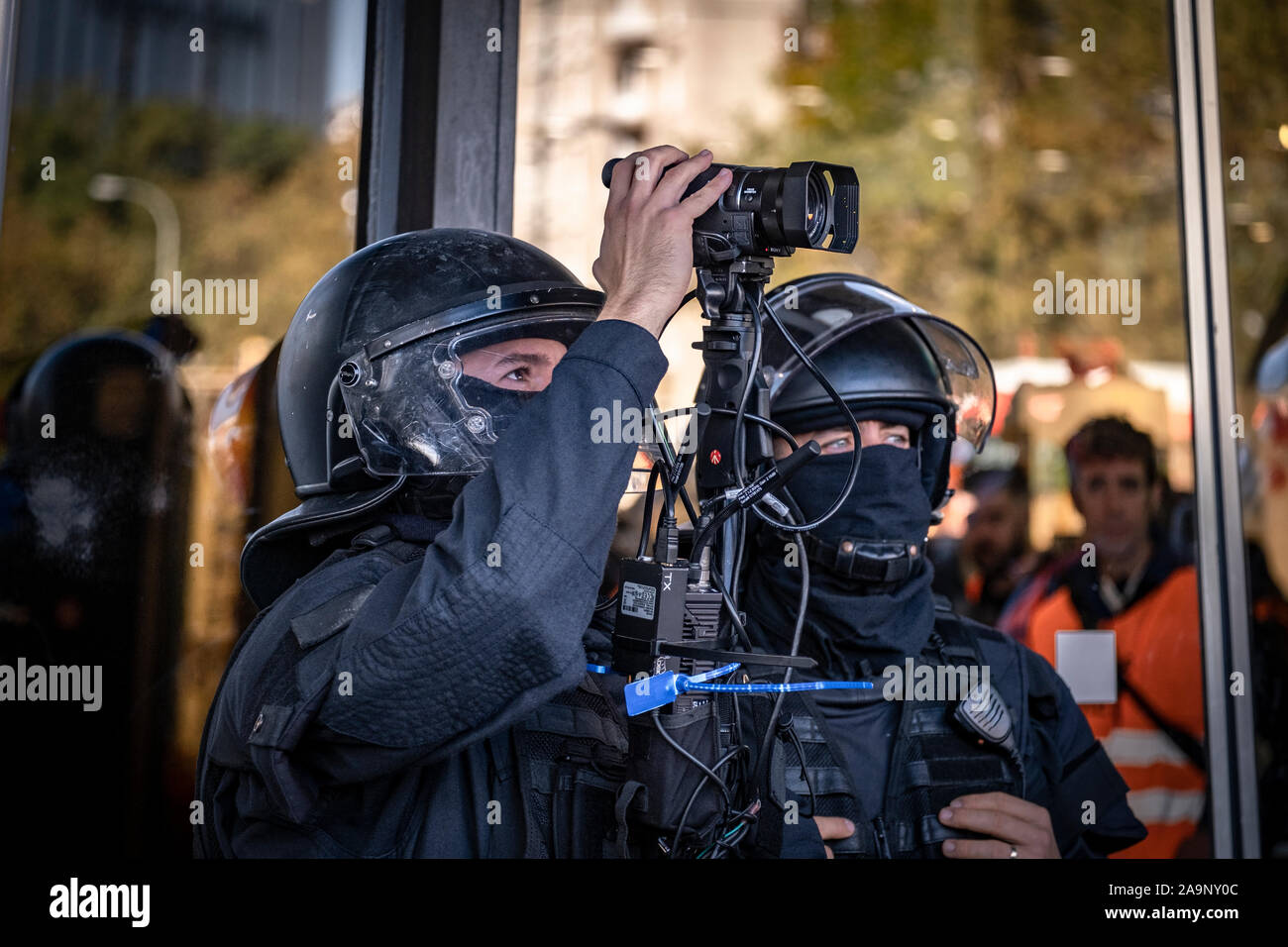 Barcelona, Spanien. 16 Nov, 2019. Polizisten zeichnet Bilder der Demonstranten während der Demonstration. Hunderte Demonstranten für die Unabhängigkeit Kataloniens an der Bahnhof Sants versammelt haben, um die fernleitungen durch die Republik Verteidigung Ausschüsse (CDR) Credit: SOPA Images Limited/Alamy Leben Nachrichten zu lähmen Stockfoto