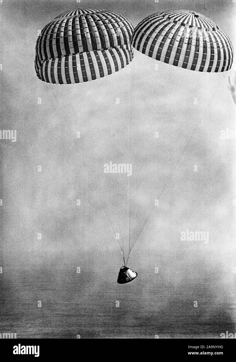 (13 März 1969) - - - Der Apollo 9 Raumfahrzeuge, mit Astronauten James A. McDivitt, David R. Scott, und Russell L. Schweickart an Bord, Ansätze Touchdown in den Atlantik. Splashdown traten bei 12:00:53 Uhr (EST), März 13, 1969, nur 4,5 Seemeilen von der Prime recovery Schiff, die USS Guadalcanal. Stockfoto