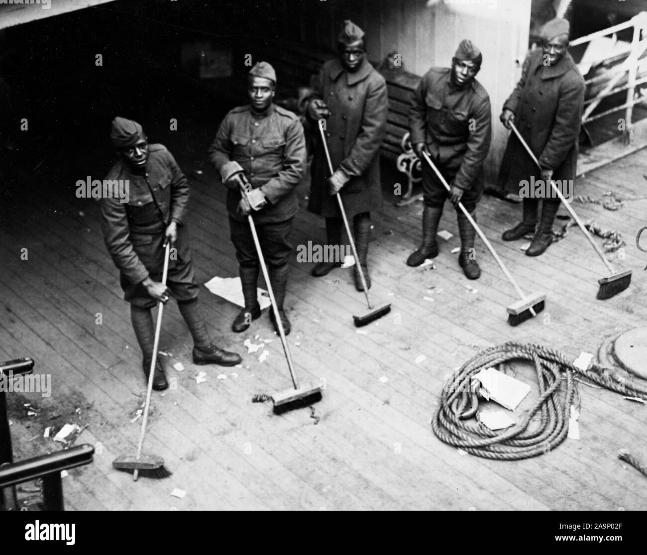 WW ich Fotos - Farbig/Afrikanische amerikanische Truppen - Küche Polizei an Bord der Keltischen. Die Soldaten tun Küche Polizei an Bord der Keltischen, nachdem Sie bei Ihrem Pier angedockt. Es gibt immer irgendeine Pflicht für Männer Uncle Sam's Ob an Land oder auf dem Meer, und egal, was Ihre Aufgabe kann es wichtig sein wird. 1918 Stockfoto
