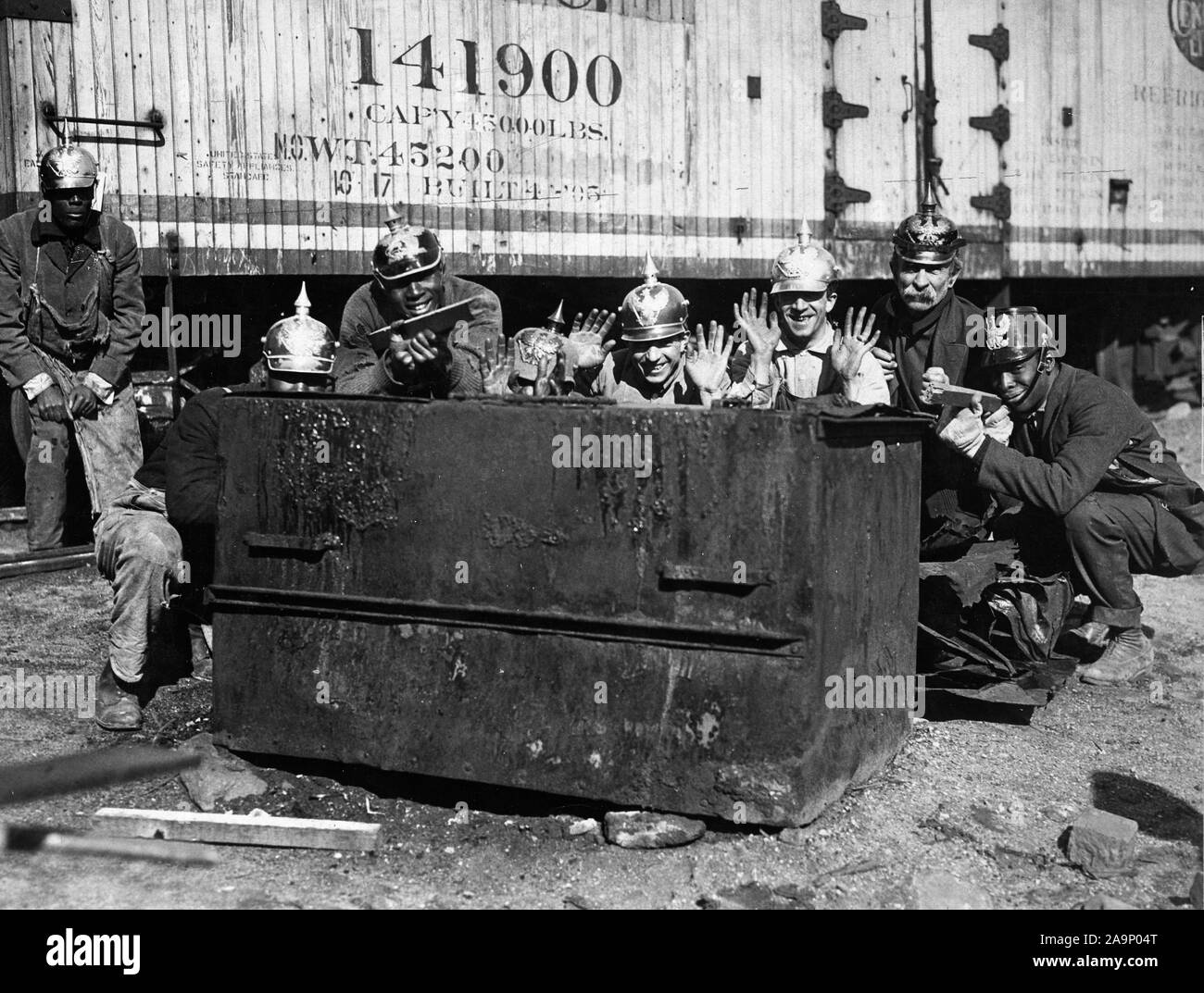 Originale Bildunterschrift: Helme der Kaiser's Crack Truppen gedumpten in Hoboken. Bei der US-Army Supply Base im Bush Terminal gibt es einen Haufen von nicht weniger als 85.000 Helme über Gesendet von General Pershing für Verteilung, auf die eine oder andere Weise, wie Freiheit Darlehen Preise. Stockfoto