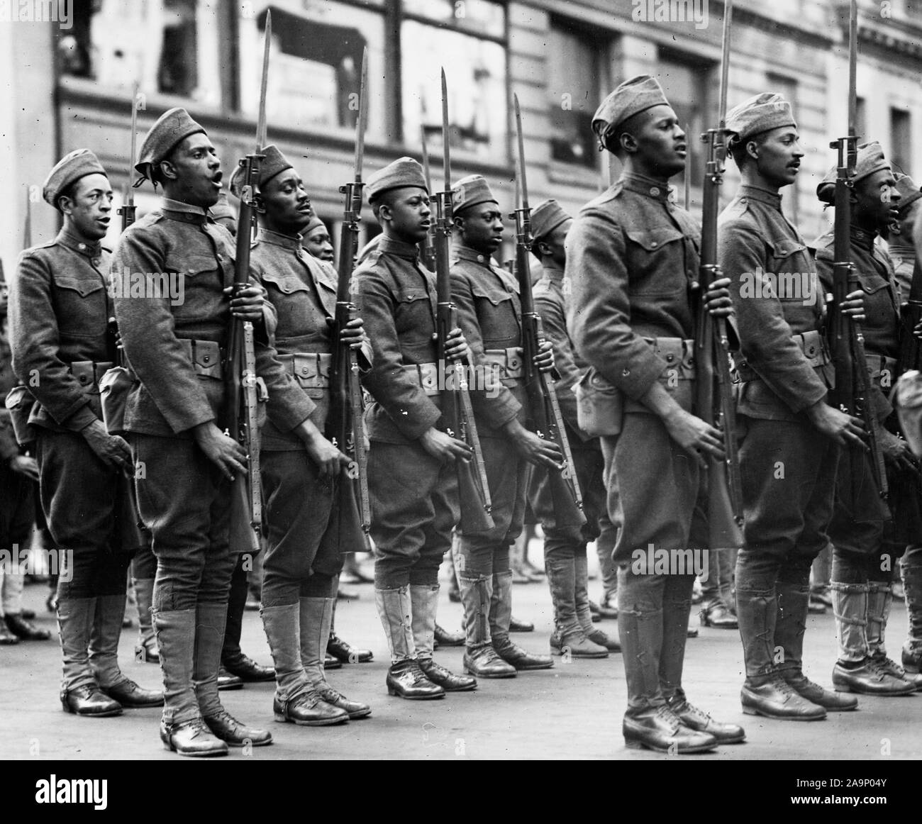 WW ich Fotos - Farbig/Afrikanische amerikanische Truppen - 367 Regiment, Infanterie, die "Büffel", mit Farben präsentiert. Die "Büffel" singen die Nationalhymne vor Der Union League Club, New York City, Ca. 1918 Stockfoto