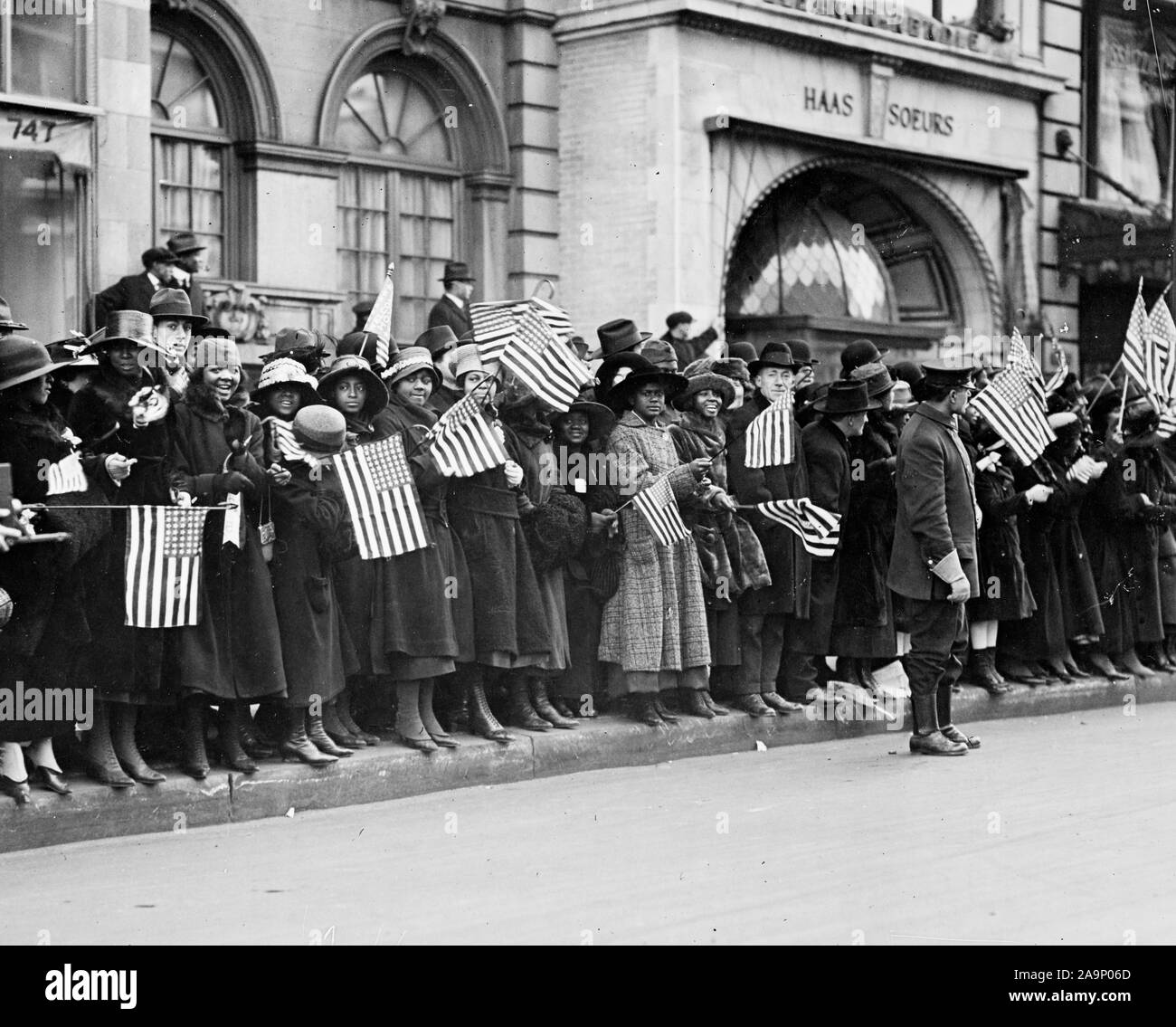 WW ich Fotos - Farbig/Afrikanische amerikanische Truppen - Massen warten auf die Parade der berühmten 369 farbige Infanterie, ehemals 15 NY Regulars, New York City Ca. 1919 Stockfoto