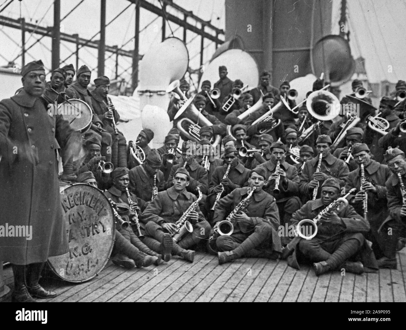 WW ich Fotos - Farbig/Afrikanische amerikanische Truppen - 2/12/1919 - Farbige Jazz Band und Leader zurück mit farbigen 15 New York. Leutnant James Reese Europe, die für vier Jahre war New York. Liebling der Gesellschaft Orchester (Tanz-) Führer, früher mit Vernon schloss, kehrte mit seinem Regiment Infanterie, die 369. Stockfoto