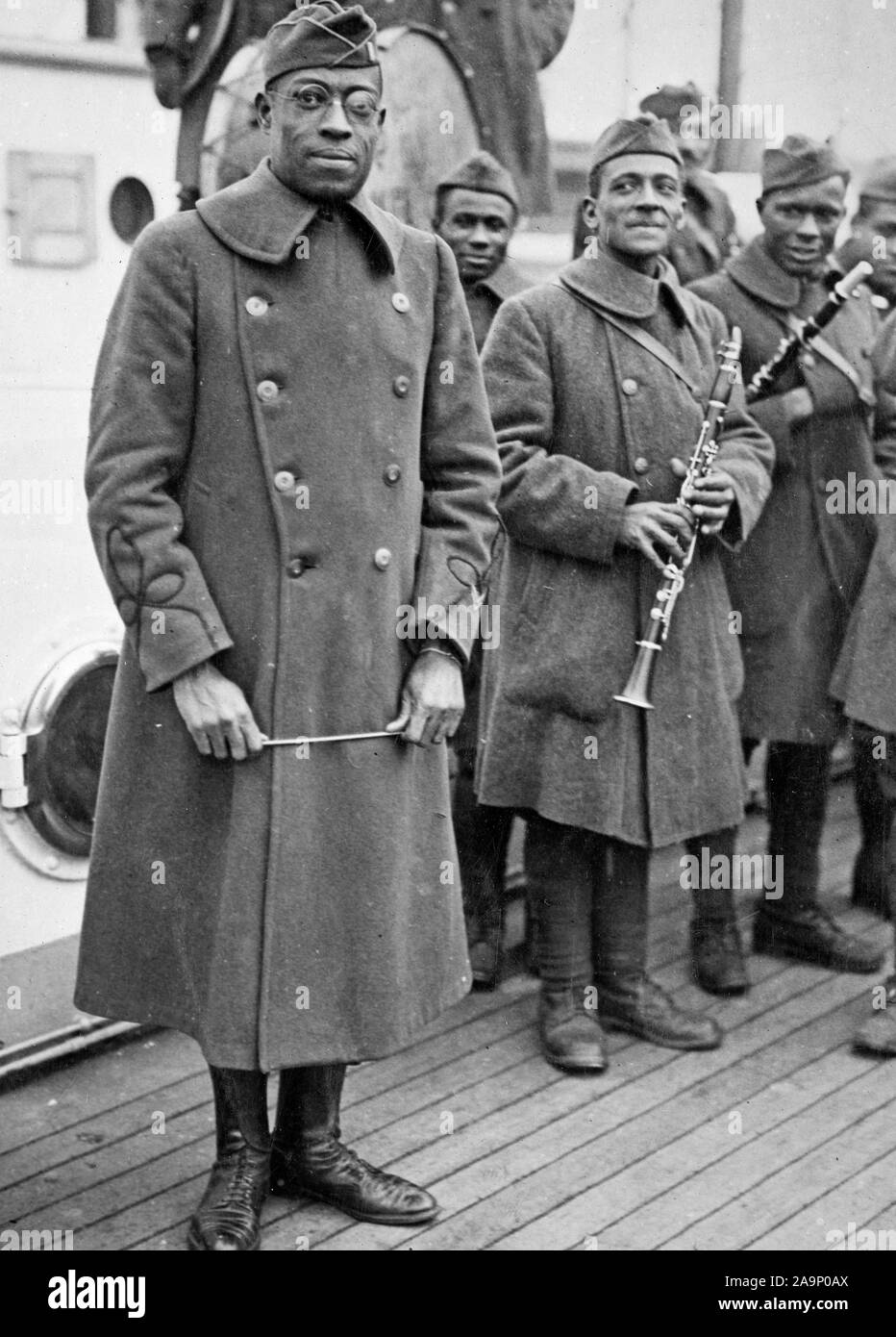 WW ich Fotos - Farbig/Afrikanische amerikanische Truppen - Farbige Jazz Band und Leader zurück mit farbigen 15 New York Ca. 1918-1919 Stockfoto