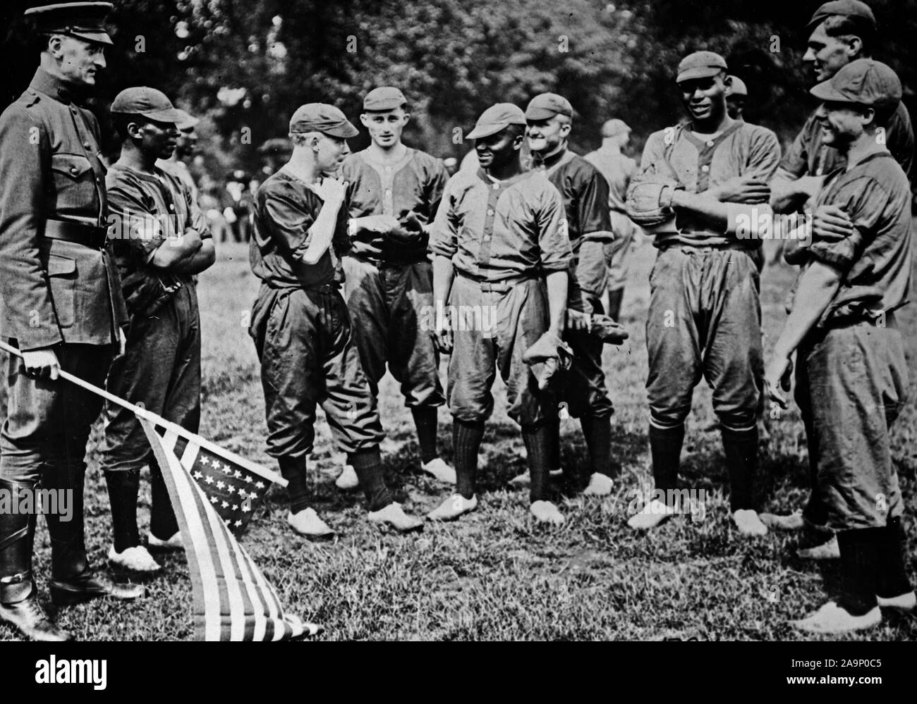 WW ich Fotos - Farbig/Afrikanische amerikanische Truppen - 7/1/1918-farbigen Truppen-farbigen Truppen spielen Ball gegen Weiß, Hyde Park, London. Farbige und weiße Spieler und Schiedsrichter vor dem Spiel Stockfoto
