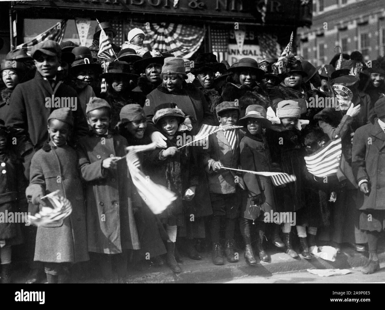 WW ich Fotos - Farbig/Afrikanische amerikanische Truppen - farbige Kinder versammelten sich entlang der Linie von März bis Royal willkommen in ihrem Daddies des 369 (alte 15 NY) Regiment ausdehnen, wie die berühmte Kämpfer Pass bis 5th Avenue in Welcome Home parade Ca. 1918-1919 Stockfoto