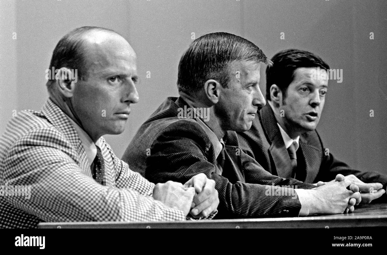 (17 April 1973) - - - Die drei Mitglieder der Besatzung des ersten bemannten Skylab mission Ihrer geplanten Flug vor einer Versammlung von Vertretern der Medien, in Gebäude 1, Auditorium, 17. April 1973 diskutieren. Sie sind (von links nach rechts) die Astronauten Charles Conrad jr., Commander; Paul J. Weitz, Pilot; und Wissenschaftler Joseph S. Kerwin, Wissenschaft - Pilot. Stockfoto