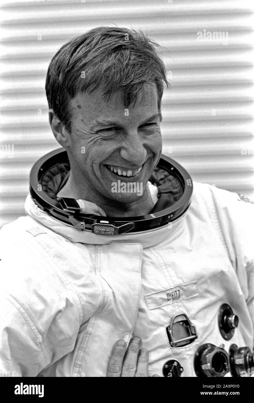 (Januar 1973) - - - Astronaut Paul J. Weitz, Pilot für die Skylab 2 erste bemannte Mission, ist oben für Skylab Ausbildung Tätigkeit in der Mission, Simulation und Training Facility der bemannte Raumfahrzeuge Center geeignet. Photo Credit: NASA Stockfoto