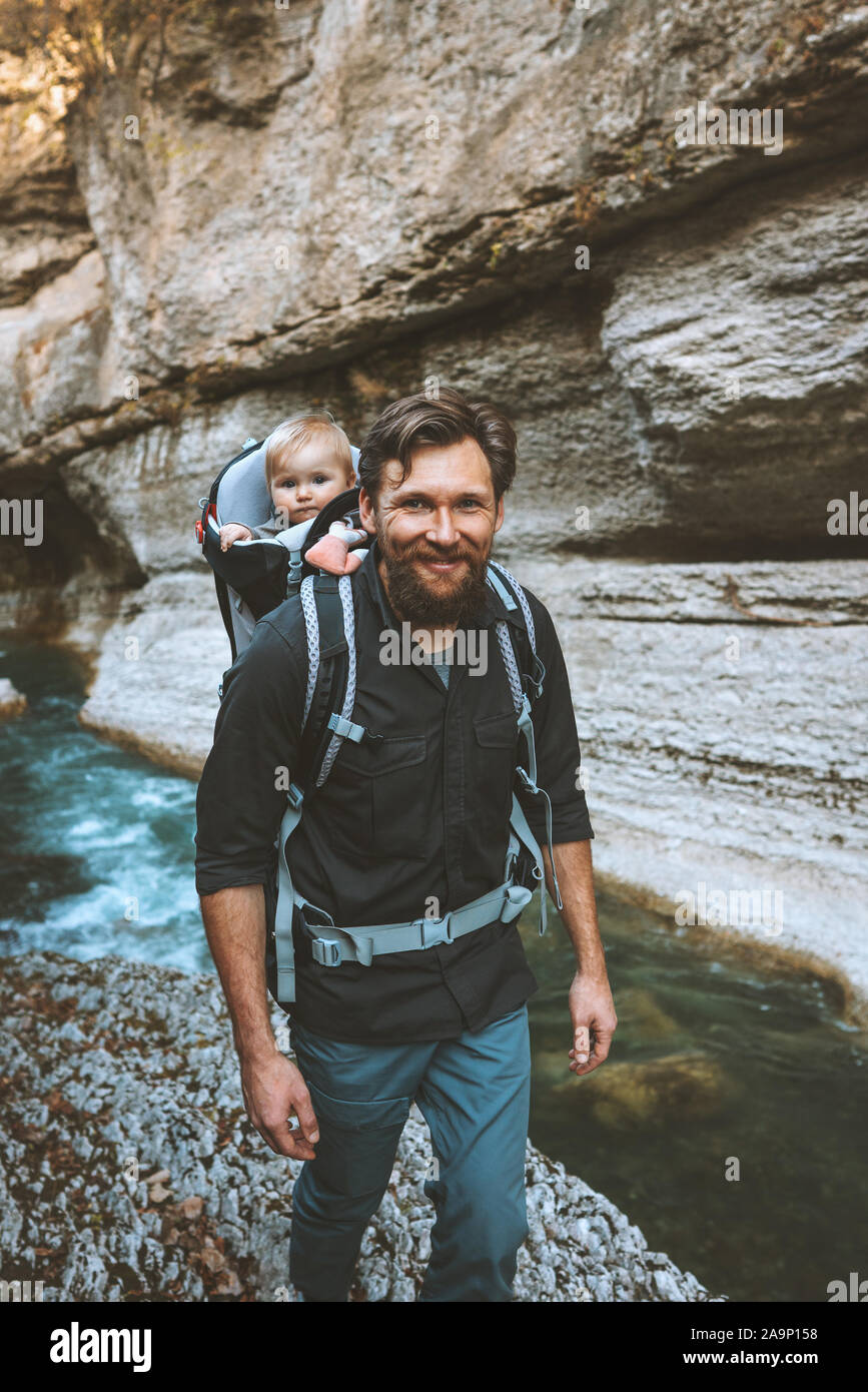 Vater und Baby in Rucksack carrier reisen gemeinsam wandern Familie Abenteuer lifestyle Outdoor Urlaub Berge Canyon Fluss Stockfoto