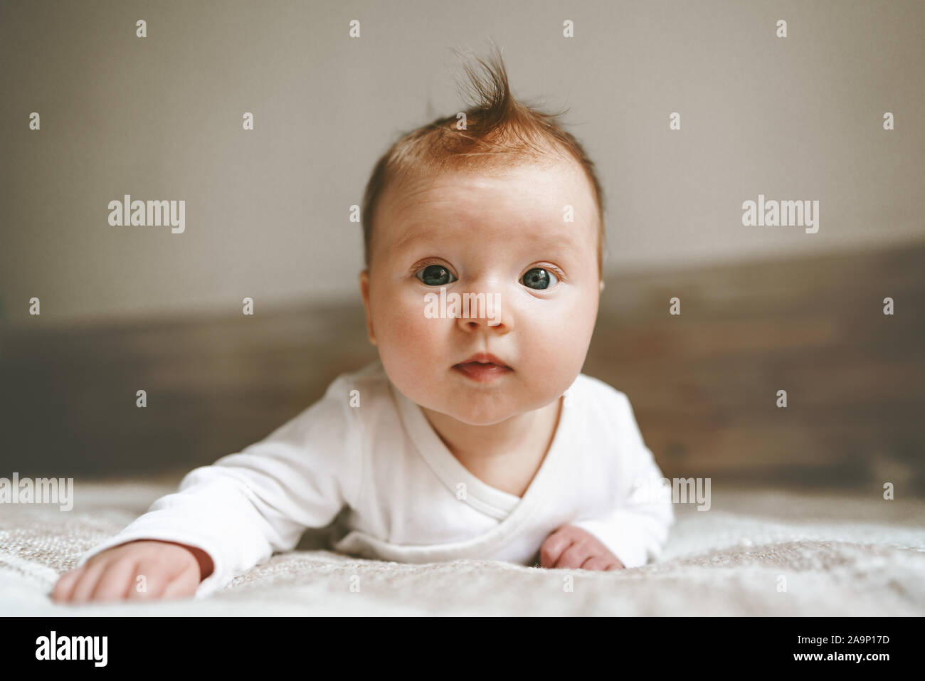 Cute Baby Kleinkind crawling im Schlafzimmer adorable kid Porträt Familie Lebensstil 3 Monate alten Kind close-up Stockfoto