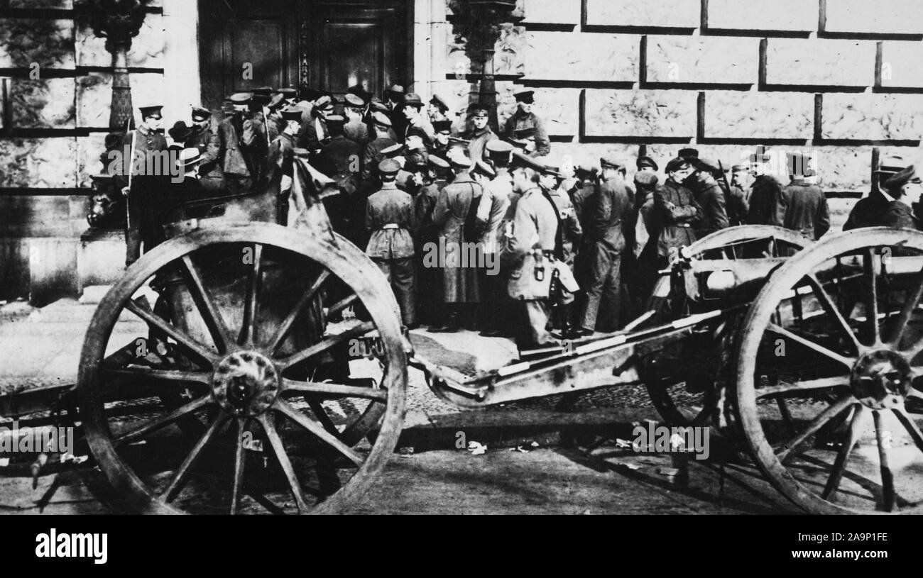 Die Deutsche Revolution. Deutsche Soldaten an der Tür des Reichstagsgebäudes in Berlin versammelt. Hinweis Das Feld Gewehr in den Vordergrund. Einige der Soldaten, die ihre Gewehre. Im Vordergrund steht eine Deutsche noncommissioned officer Ca. 1918-1919 Stockfoto