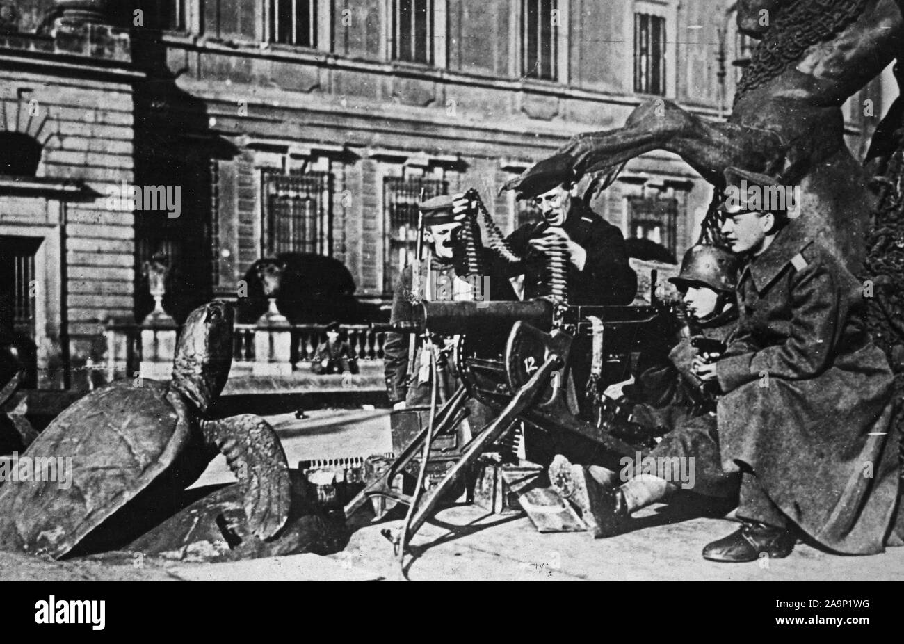 Deutsche Revolution - Berlin im Griff der Revolutionäre. Revolutionäre mitrailleurs für Maßnahmen vor der Kaiserburg in Berlin bereit. 1918-1919 Stockfoto