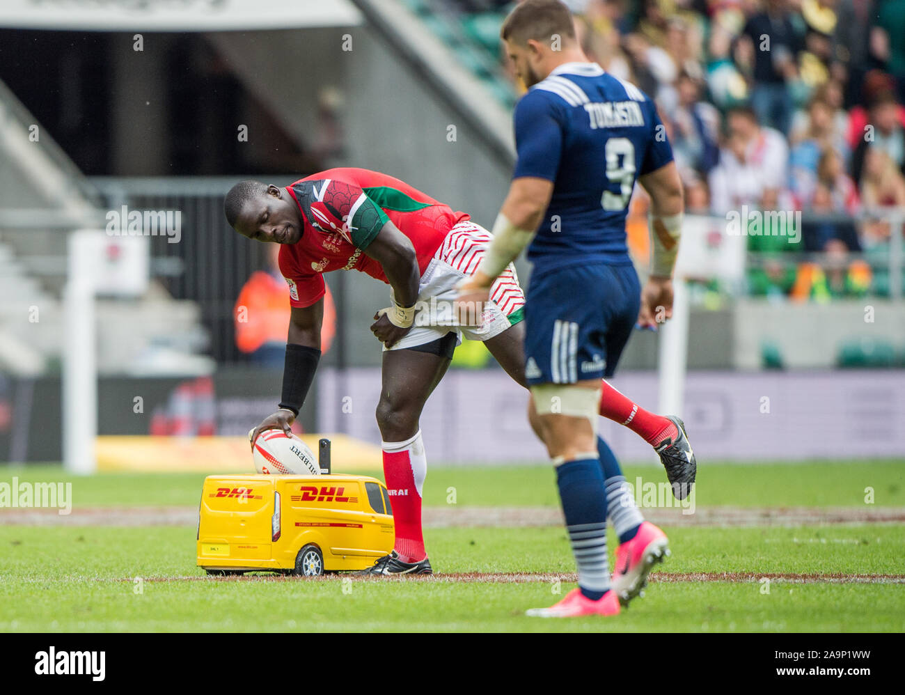 Twickenham, Surrey, Vereinigtes Königreich. Die funkgesteuerte DHL van liefert das Spiel Ball vor Beginn der Pool ein Spiel USA gegen Kenia, an der "2017 HSBC London Rugby Sevens", Samstag 20/05/2017 RFU. Twickenham Stadium, England [Pflichtfeld Credit Peter SPURRIER/Intersport Bilder] Stockfoto