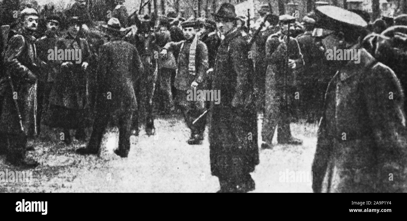 1918 - Deutsche Revolution - Ausrufung der Deutschen Republik in Berlin. Wenn die Köpfe der Sozialistischen Partei bestellt der Kaiser abdanken. Dieses Foto zeigt deutsche Soldaten Waffen verteilen an die Arbeiter in den Straßen von Berlin. Stockfoto
