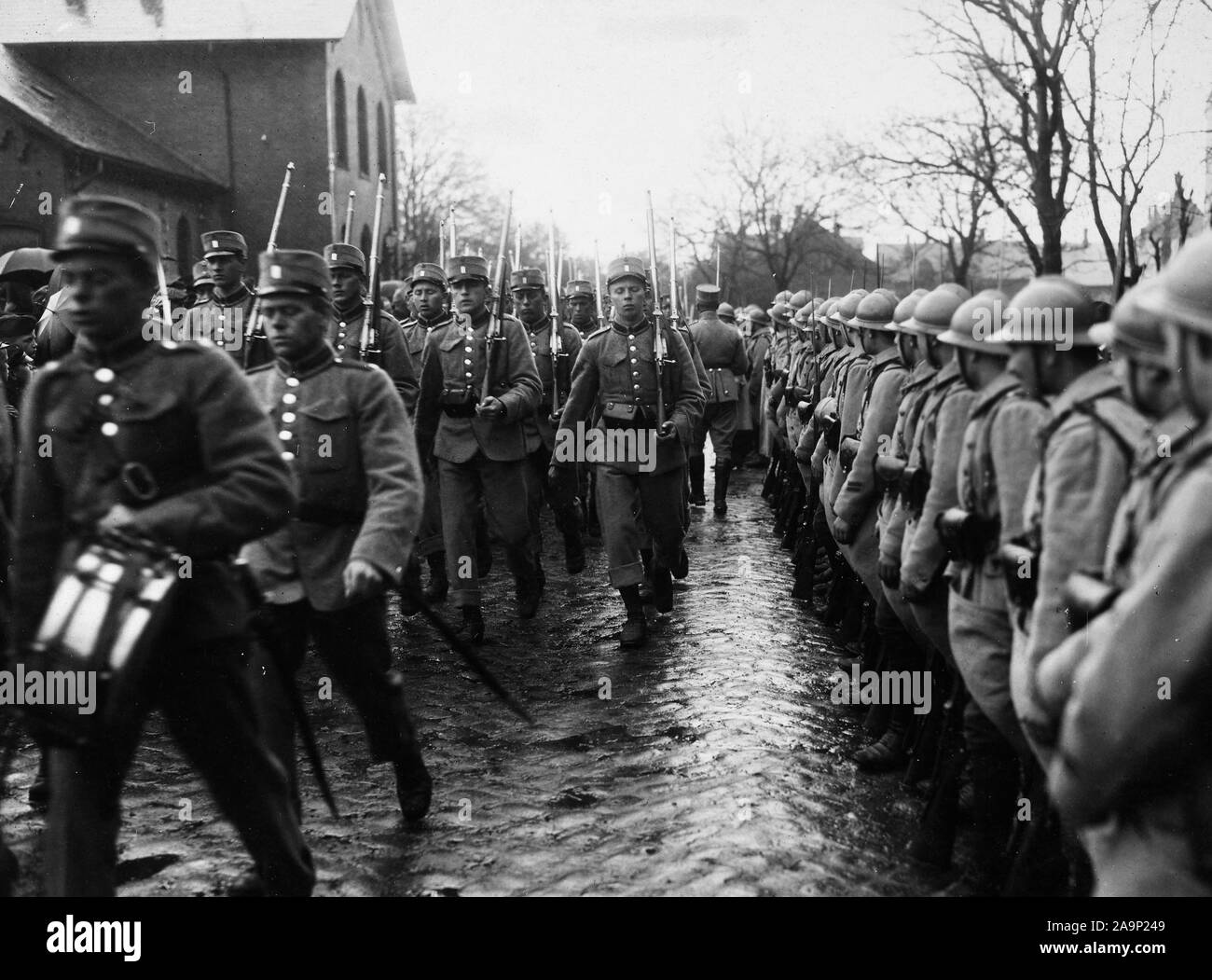 Deutsche Revolution - Besetzung von Norden Schleswig durch die Dänen: die französischen Truppen salutierte die eingehenden Dänen Ca. 1920s?? Stockfoto