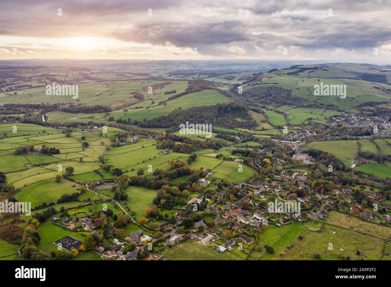 Schönen Herbst Landschaft Luftbild Drohne Bild der Blick auf die Landschaft von curbar Rand im Peak District England bei Sonnenuntergang Stockfoto