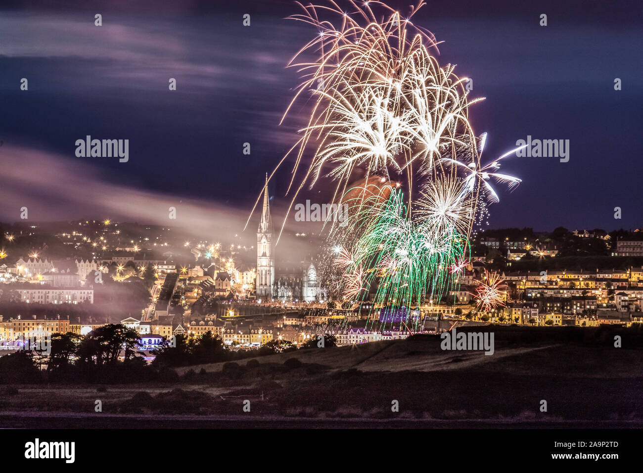 Cobh, Cork, Irland. 14. August 2014. Das jährliche Feuerwerk am Ende der Cobh Völker Regatta ab Crosshaven am Sonntag Abend gesehen. Stockfoto