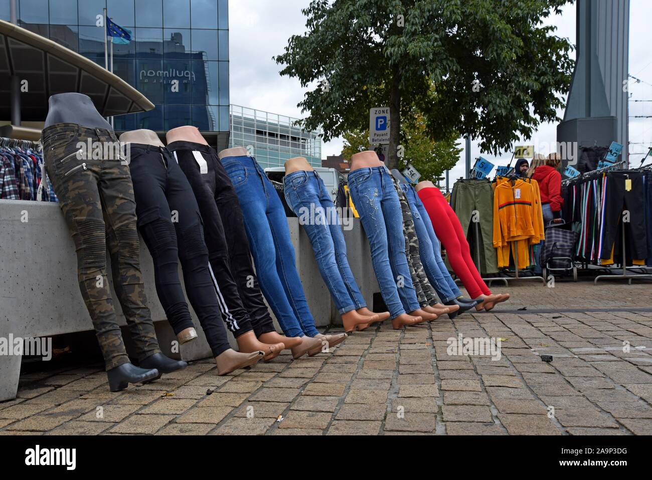 Eine Reihe von Shop dummy dummy Beine anzeigen Jeans auf einem Markt in der Marche du Midi, Open air Sonntag Markt außerhalb Bahnhof Brüssel Midi Abschaltdruck Stockfoto