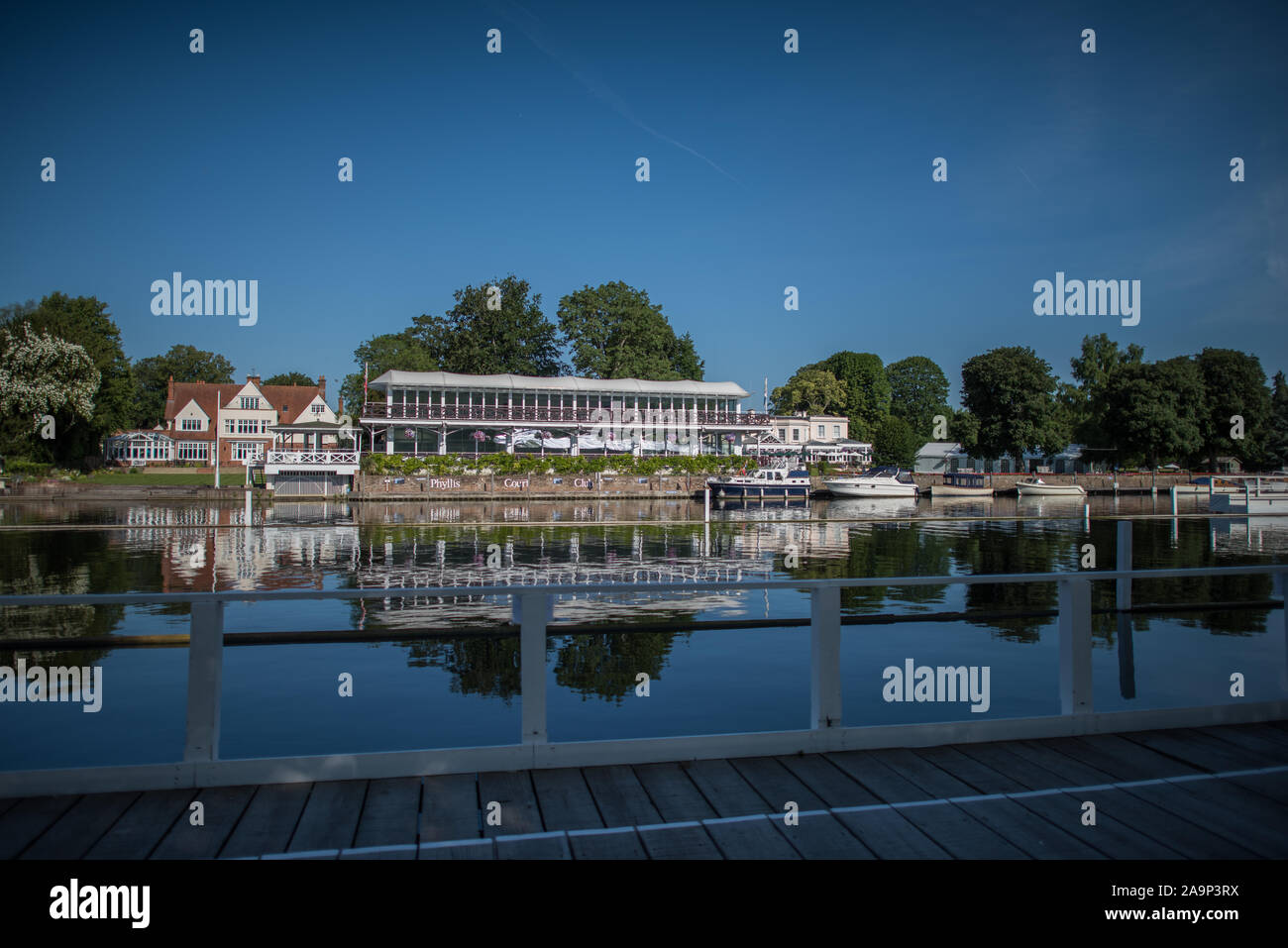 Henley. Berks, Großbritannien. Allgemeine Ansicht, GV. Blick über den Fluss auf die phillis Gericht Club. 2017 Henley Regatta von Frauen. Rudern auf, Henley erreichen. Themse. Samstag, 17.06.2017. [Pflichtfeld Credit Peter SPURRIER/Intersport Bilder] Stockfoto