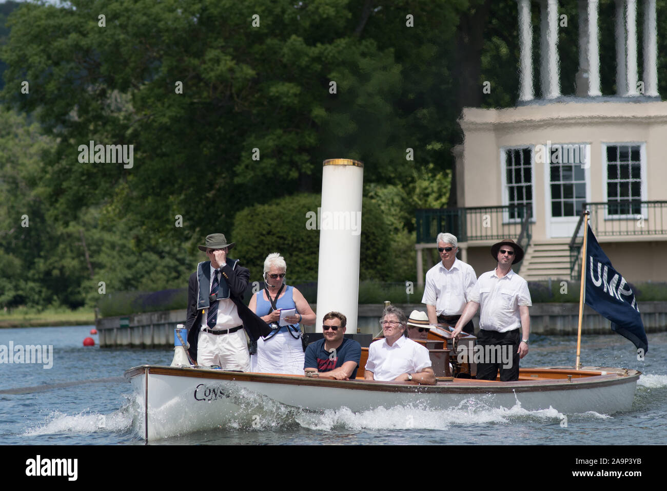 Henley. Berks, Großbritannien. Steam starten, "Consulta" Schiedsrichter der Stern und die vollständige Firma der Crew, bei der Henley Regatta 2017 von Frauen. Rudern auf, Henley erreichen. Themse. Samstag, 17.06.2017. [Pflichtfeld Credit Peter SPURRIER/Intersport Bilder] Stockfoto