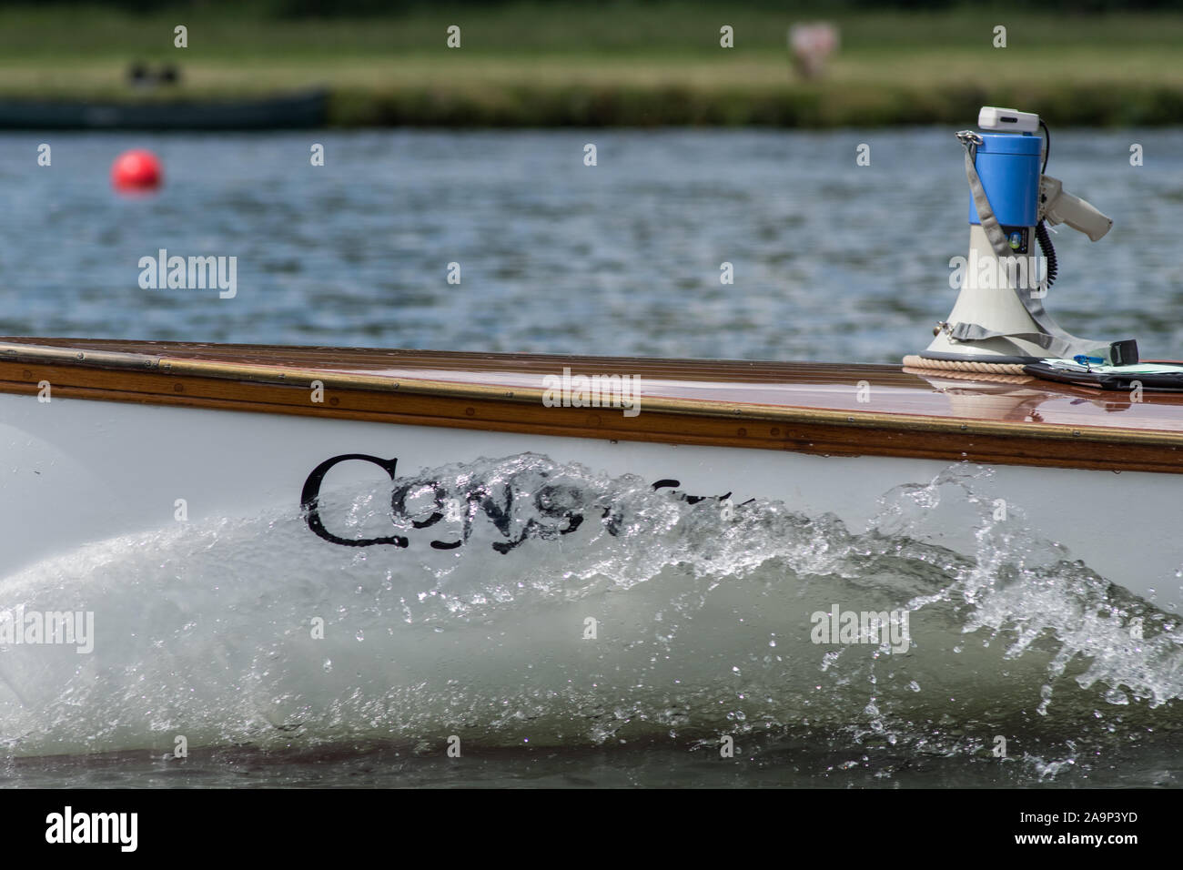 Henley. Berks, Großbritannien. Steam starten, "Consulta" der Schiedsrichter bin egaphone, Loud Hailer' ruht auf dem Stern, während der Henley Regatta 2017 von Frauen. Rudern auf, Henley erreichen. Themse. Samstag, 17.06.2017. [Pflichtfeld Credit Peter SPURRIER/Intersport Bilder] Stockfoto