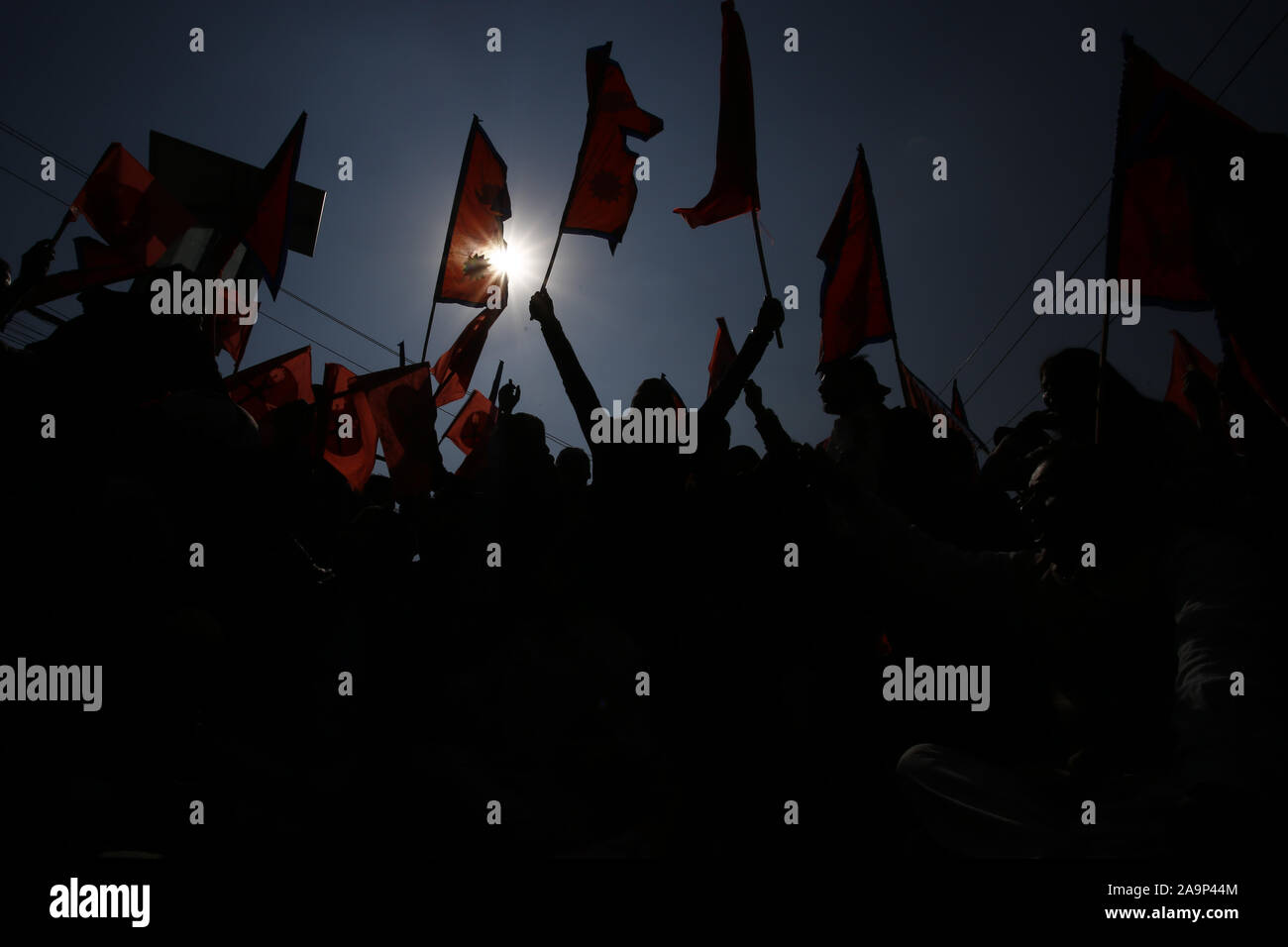 Kathmandu, Nepal. 17. Nov, 2019. Studenten Bühne ein Protest gegen Indiens aktualisiert politische Karte mit Kalapani Region als Teil der indischen Territorium außerhalb der Botschaft von Indien in Kathmandu, Nepal am Sonntag, 17. November 2019. Credit: Skanda Gautam/ZUMA Draht/Alamy leben Nachrichten Stockfoto