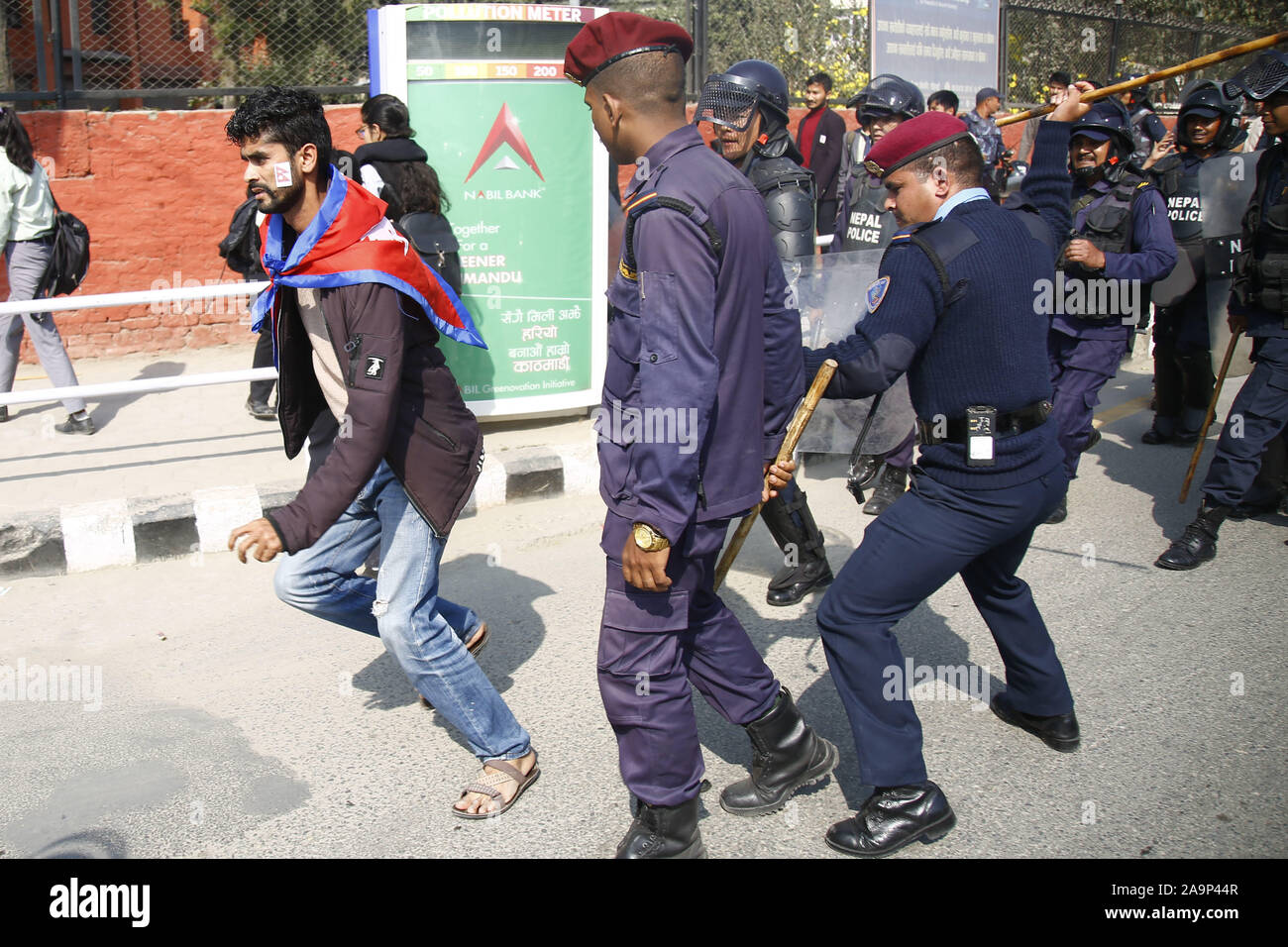 Kathmandu, Nepal. 17. Nov, 2019. Die nepalesische Polizei jagen Studenten, nachdem Sie protestieren gegen Indiens aktualisiert politische Karte mit Kalapani Region als Teil der indischen Territorium außerhalb der Botschaft von Indien in Kathmandu, Nepal am Sonntag, 17. November 2019 waren. Credit: Skanda Gautam/ZUMA Draht/Alamy leben Nachrichten Stockfoto