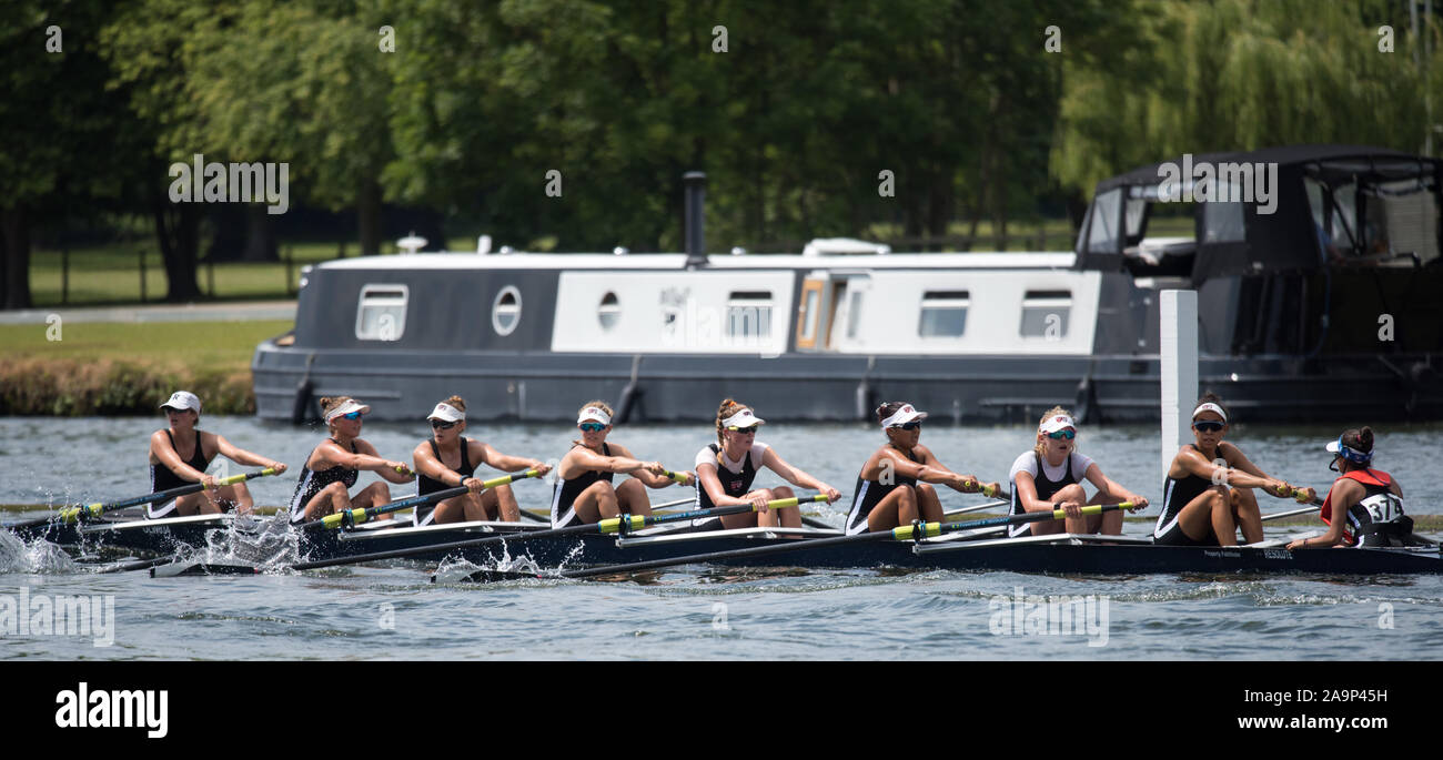 Henley. Berks, Großbritannien. Radcliffe Lwt, Harvard USA in der Seniore Frauen acht an der Henley Regatta 2017 von Frauen konkurrieren. Rudern auf, Henley erreichen. Themse. Sonntag, den 18.06.2017. [Pflichtfeld Credit Peter SPURRIER/Intersport Bilder] Stockfoto