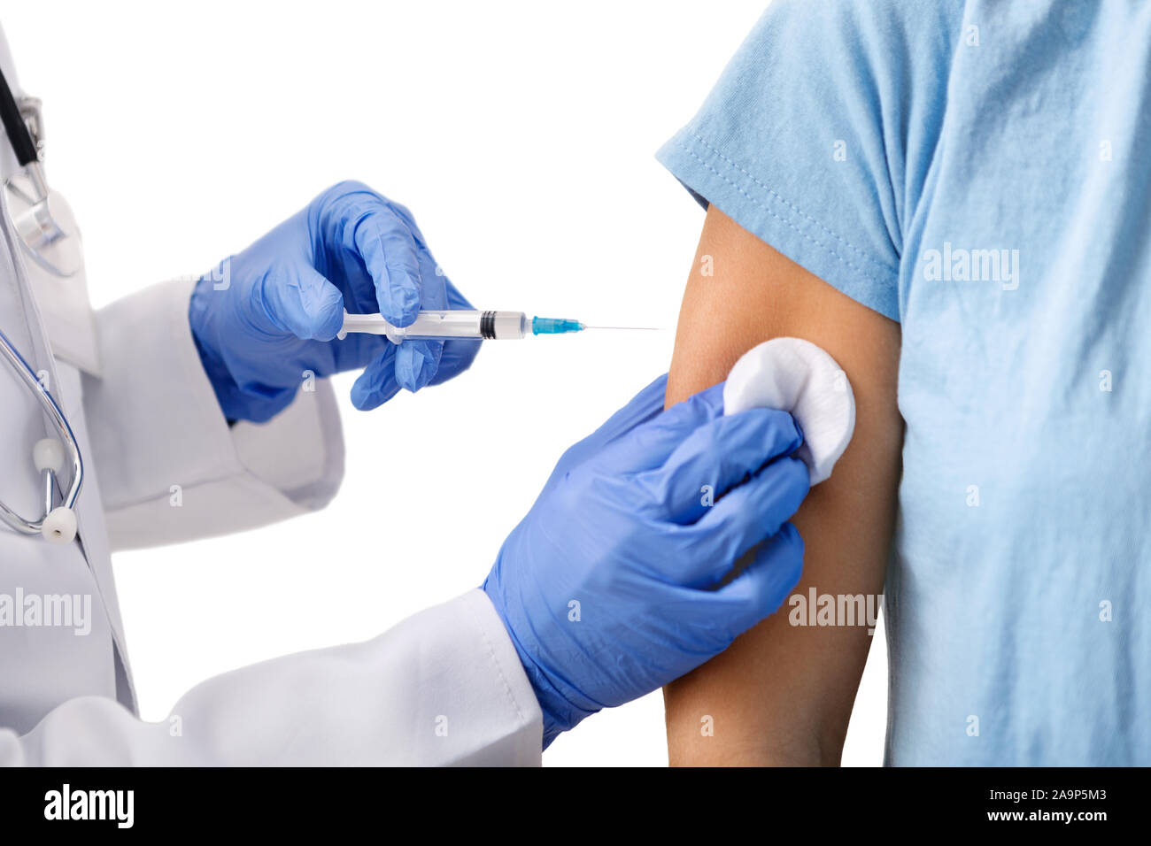 Nicht erkennbare Arzt holding Kunststoff syring, die Impfung Einspritzanlage Stockfoto