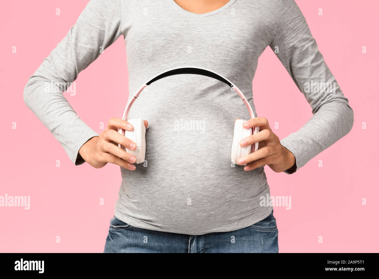 Schwangerschaft Therapie. Unborn Baby Musik im Bauch der Mutter Stockfoto