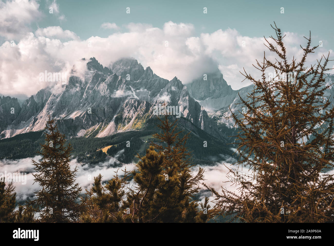Panoramablick auf die Dolomiten im Herbst Stockfoto