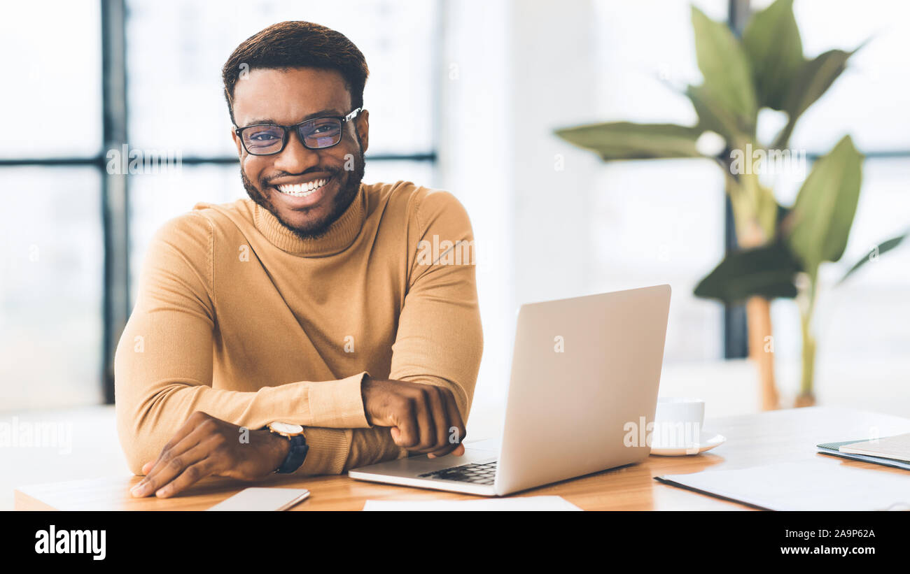 Portrait von stattlichen Geschäftsmann auf Kamera und lächelnd Stockfoto
