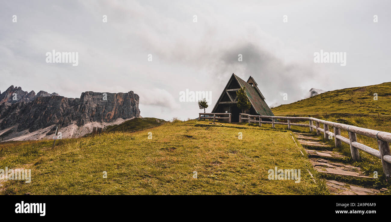 Alte Kapelle Berg in den Dolomiten, Giau. Stockfoto