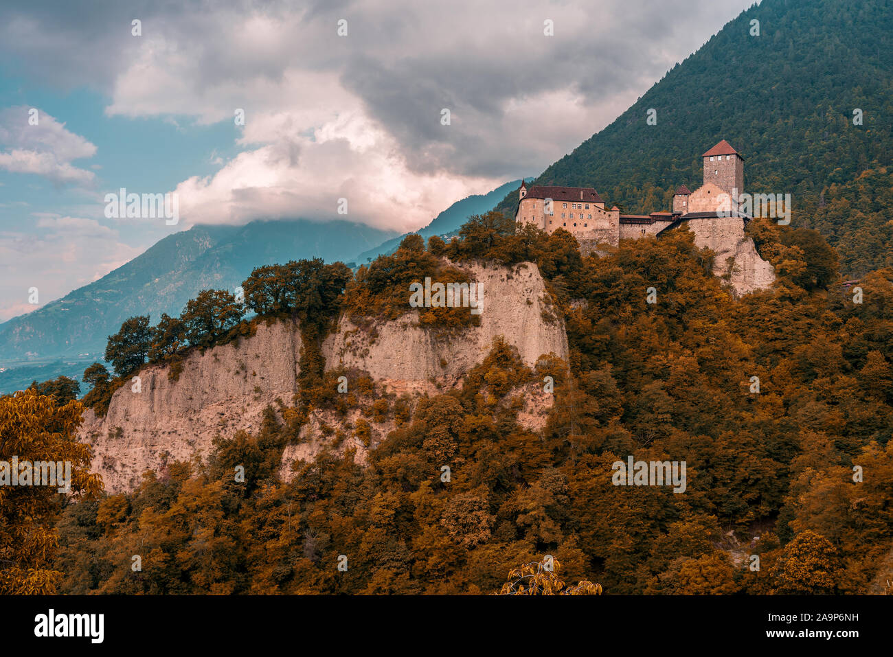 Schloss tirol Fotos und Bildmaterial in hoher Auflösung Alamy