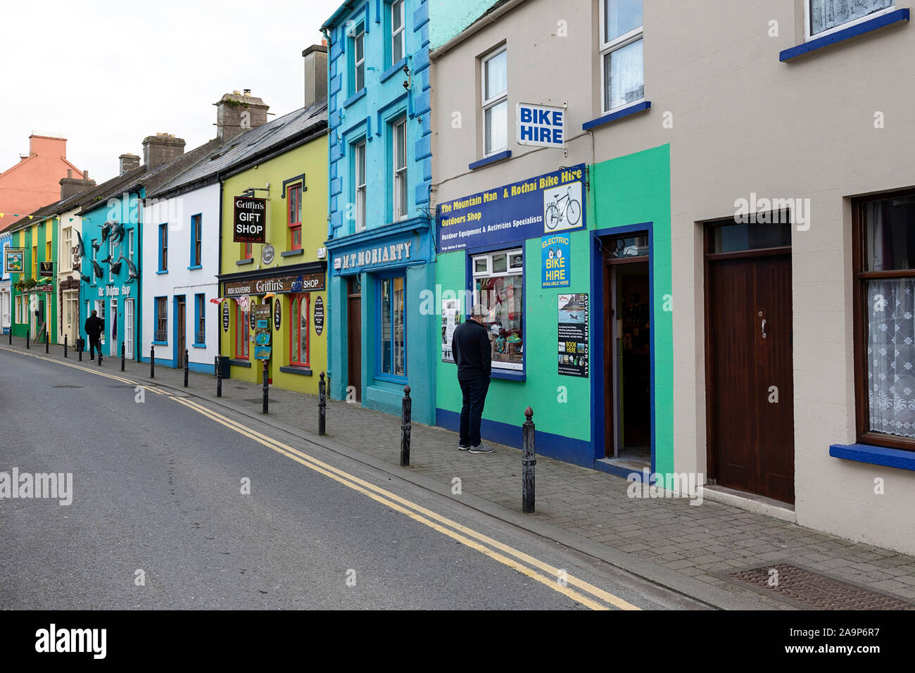 Farbenfrohe Gebäude, Cafe, Kneipen, Geschäfte im Küstenort Dingle, KErry, Irland Stockfoto